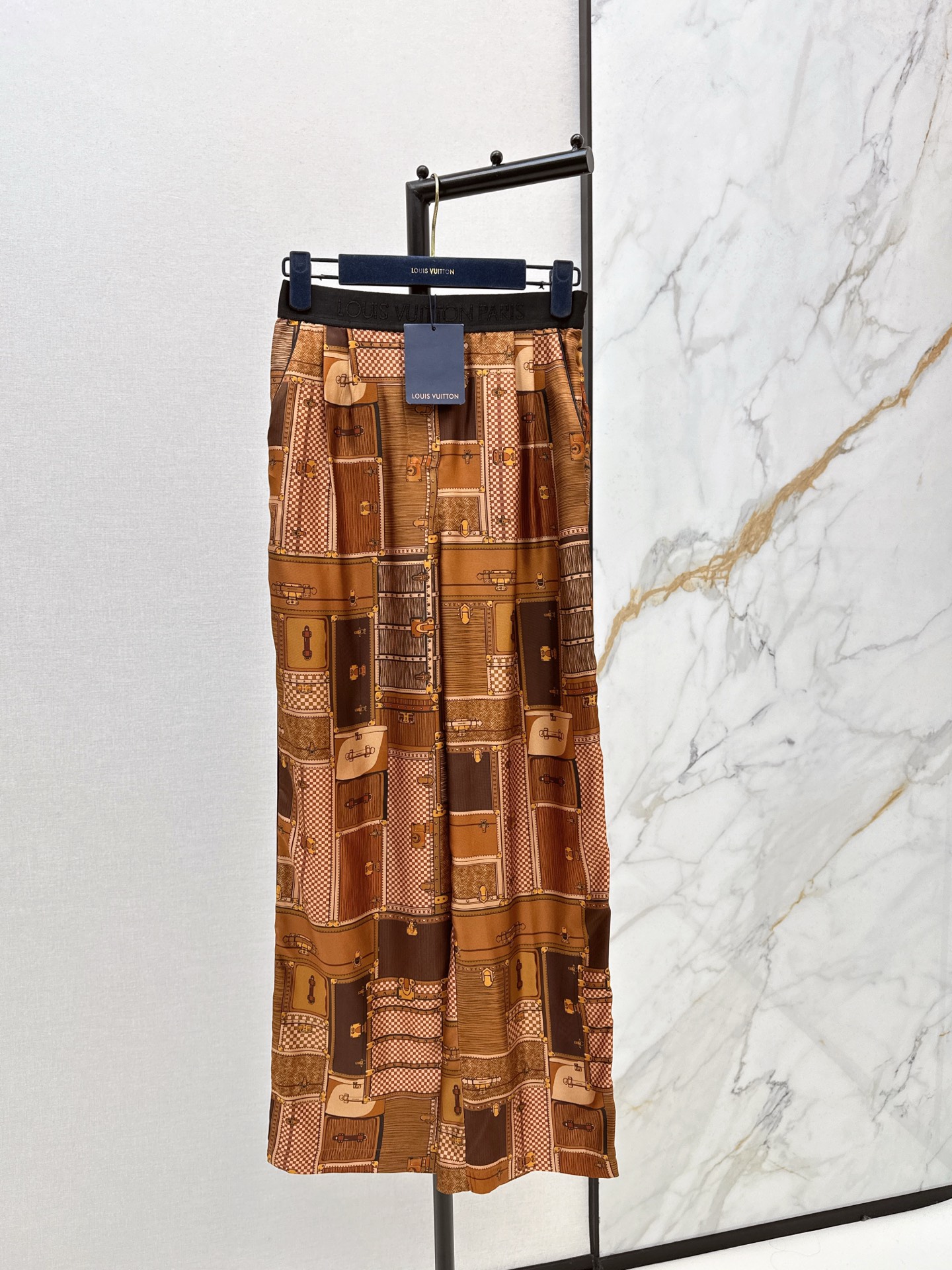 NO:655263,L family 26Ss——Early spring’s latest MONOGRAM hard box printed silk straight pants made of 100% silk twill fabric. Letter rib webbing waist splicing straight version design. The upper body is age-reducing. It is classic, fashionable and high-end. A must-have artifact for Bai Fumei. The positioning flower three-dimensional version is versatile and not picky. It is highly recommended to keep it. One color ready for sale smlxl, louis vuitton, real silk, alexander wang19860909L家 26Ss————早春最新款MONOGRAM硬箱印花真丝直筒裤百分百真丝斜纹绸面料 字母罗纹织带腰拼接直筒版型设计 上身减龄绝绝子 经典时髦又高级 白富美必备神器 定位花立体裁版型百搭不挑人 强烈推荐自留款 一色现货发售smlxl,,louis vuitton,real silk,alexander wang,Women's clothing