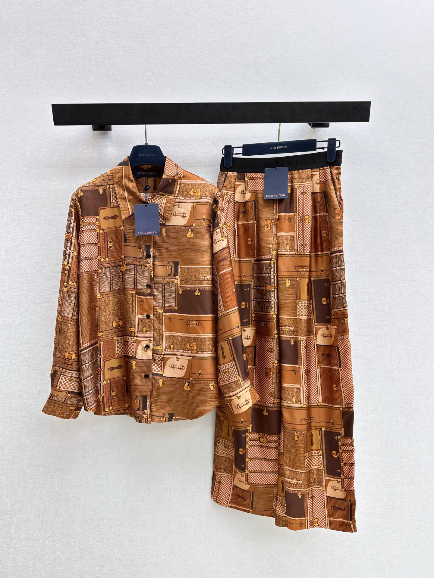 NO:655260,L's 26Ss——Early spring's latest MONOGRAM hard-case printed silk shirt made of 100% silk twill fabric. Temperament small lapels and loose fit design. The upper body is perfect for age reduction. Classic, fashionable and advanced. A must-have artifact for white and rich women. Positioned flowers and three-dimensional tailoring are versatile and not picky. Recommended to match. One color ready for sale smlxl, louis vuitton, shirts, real silk, alexander wang19860909L家 26Ss————早春最新款MONOGRAM硬箱印花真丝衬衫百分百真丝斜纹绸面料 气质小翻领宽松版型设计 上身减龄绝绝子 经典时髦又高级 白富美必备神器 定位花立体裁版型百搭不挑人 推荐一套搭配 一色现货发售smlxl,,louis vuitton,shirts,real silk,alexander wang,Women's clothing