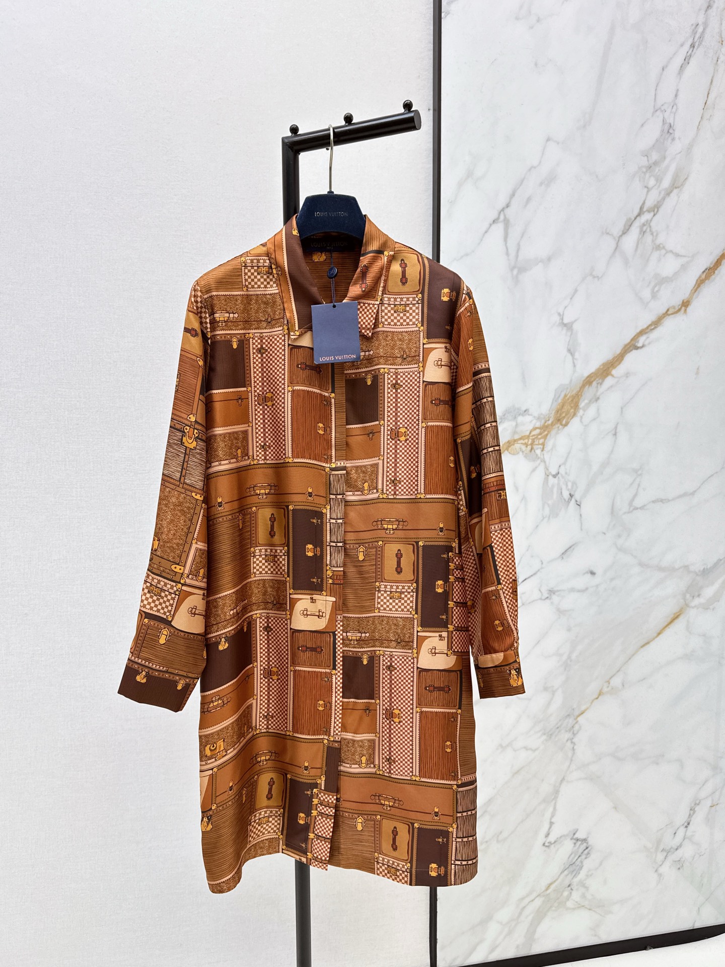 NO:655254,L's 26Ss——Early spring's latest MONOGRAM hard-case printed silk shirt dress made of 100% silk twill fabric. Temperament small lapels and loose fit design. The upper body is absolutely age-reducing. Classic, fashionable and advanced. A must-have artifact for white and rich women. Positioned flowers and three-dimensional tailoring.19860909L家 26Ss————早春最新款MONOGRAM硬箱印花真丝衬衫连衣裙百分百真丝斜纹绸面料 气质小翻领宽松版型设计 上身减龄绝绝子 经典时髦又高级 白富美必备神器 定位花立体裁版型百搭不挑人 一色现货发售smlxl,,louis vuitton,skirts,shirts,real silk,alexander wang,Women's clothing