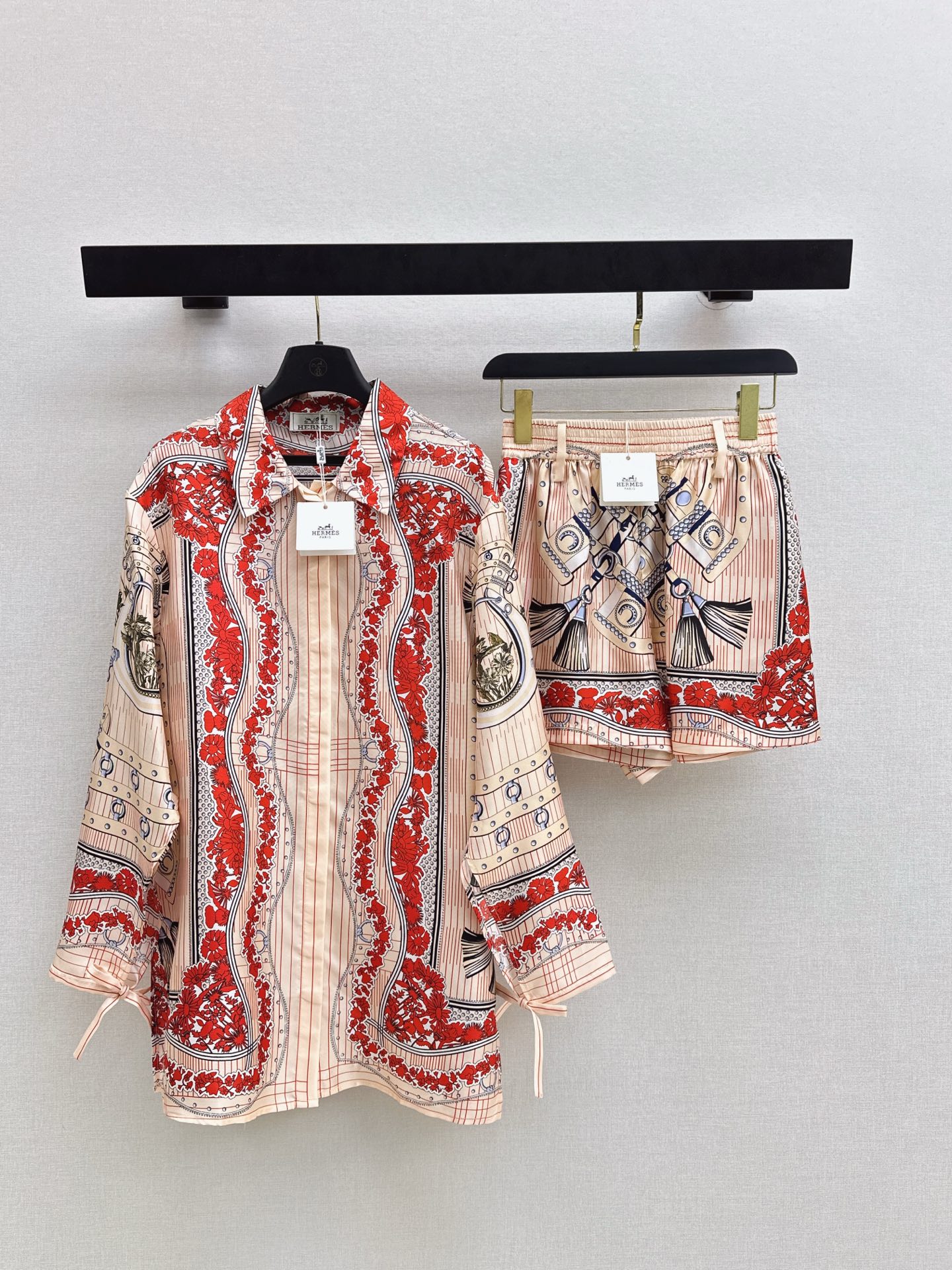 NO:655244,Her 26Ss————Early spring’s latest style of southern France resort-style silk scarf scroll pattern positioning printed silk shirt 100% silk twill fabric has a great texture. Temperament lace-up slit sleeve design is casual and generous. Beautiful color matching and full positioning printing is super high-end. The loose version has slits on both sides and is not attractive. The upper body is super slim. Recommended to match. One color ready for sale smlxl, shirts, real silk, alexander wang19860909Her 26Ss————早春最新款法国南部度假风丝巾画卷图案定位印花真丝衬衫百分百真丝斜纹绸质感超赞 气质系带开叉袖设计随性大方 绝美配色全定位印花超高级 宽松版型两侧开叉不挑人 上身超显瘦 推荐一套搭配 一色现货发售smlxl,,shirts,real silk,alexander wang,Women's clothing