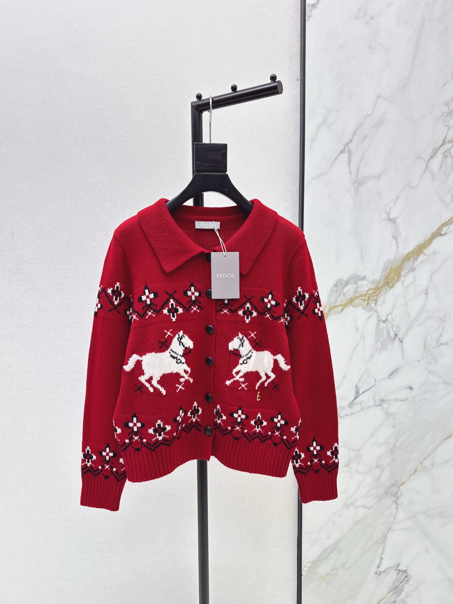 NO:655234,ER 26Ss————The latest zodiac-limited Fair Isle cashmere cardigan jacket in early spring is a must-have for Christmas and New Year. It is positioned with white horse intarsia pattern and embraces the warmth of the winter sun. The temperament lapel leather buckle design is carefully thought out. The off-shoulder version is casual and high-end. The upper body is slimmer. The wool and cashmere yarn is more comfortable and textured. The classic H version is versatile and not picky. One color ready for sale sml,,jackets & coats,alexander wang19860909ER 26Ss————早春最新款限定生肖款费尔岛羊绒开衫外套圣诞节新年必入款 定位白马嵌花图案 拥抱冬日阳光的温暖 气质翻领皮扣设计小心思 落肩版型随性高级感穿搭 上身巨显瘦 羊毛羊绒纱线舒适质感更赞 经典H版型百搭不挑人 一色现货发售sml,,jackets & coats,alexander wang,Women's clothing