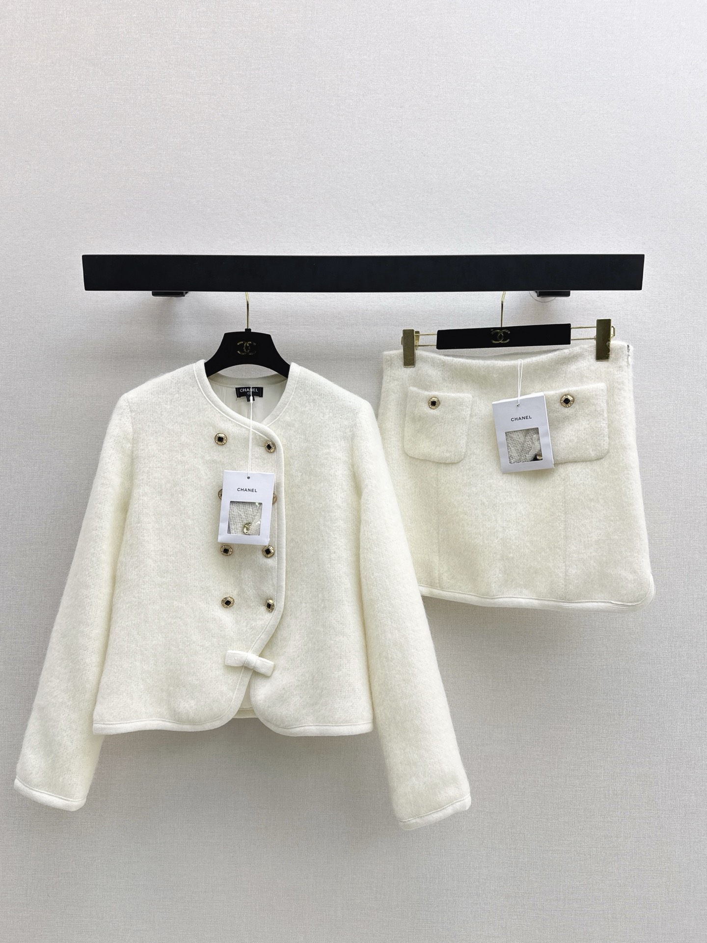 NO:655224,Jacket Skirt p, 370 high version C Home 26Ss————The latest ski series suit in early spring, round neck woolen dress jacket + double pocket skirt. Customized YB imported woolen material. The texture is obviously high-end. The open mold is black and silver color button placket to adjust the bias hem bow decoration. Paired with the same series of double pocket straight skirt. The hemming outline is more refined. It can be easily used for daily commuting. The two colors are developed separately.  Ready for sale sml,,chanel,skirts,jackets & coats,alexander wang19860909外套 半裙p,370高版本 C家 26Ss————早春最新款滑雪系列套装圆领毛呢洋装外套+双口袋半裙 定制YB进口羊毛呢材质 肌理明显品相高级 开模黑银配色纽扣开襟调节斜裁下摆蝴蝶结装点 搭配同系列双口袋直筒半身短裙 包边勾勒更显精致 日常通勤都能轻松驾驭 两色分开发 现货发售sml,,chanel,skirts,jackets & coats,alexander wang,Women's clothing