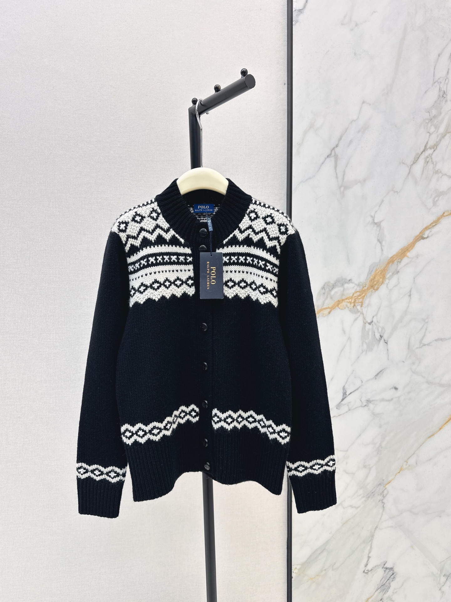 NO:655248,Exclusive model~ RL 26Ss————The latest black and white Fair Isle pattern knitted cardigan for early spring originates from the traditional jacquard craftsmanship of Scotland. It features geometric patterns and a retro feel and is more refined. The small stand-up collar design takes into account both warmth and style. The short version can optimize the body ratio. The Fair Isle element itself has its own retro filter. It is made of high-quality selected wool and fine craftsmanship, which adds a luxurious texture to the outfit in addition to the retro feel. It is very suitable for wear enthusiasts who pursue classic American style and quality.  One color spot sale sml,,alexander wang19860909独家款～ RL 26Ss————早春最新款黑白色费尔岛花纹针织开衫源自苏格兰的传统提花工艺 以几何图案和复古感为特色更具精致感 小立领设计兼顾保暖与造型感 短款版型能优化身材比 费尔岛元素本身就自带复古滤镜 采用优质精选羊毛和精细工艺 让穿搭在复古感之外更添奢华质感 很适合追求经典美式风格与品质感的穿搭爱好者 一色现货发售sml,,alexander wang,Women's clothing