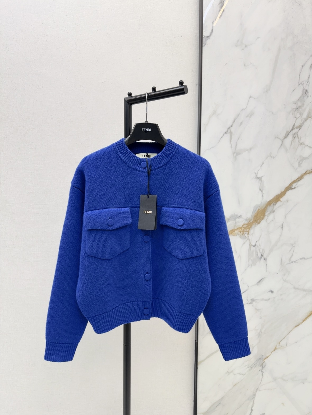 NO:655243,Exclusive debut of FD 26Ss————The latest silhouette knitted wool round-neck cardigan in early spring is made of 100% sheep wool yarn. It has a soft and waxy velvet feel but has a firm and skeletal feel. The upper body is a lazy silhouette that does not collapse the shoulders. It takes into account both temperature and relaxed fashion. Classic round neck + front button design. Fine ribbed edges on the collar, cuffs and hem. It not only locks in temperature but also enhances the retro texture. Symmetrical work style patch pockets on the front panel.  The back is embellished with leather embossed FF logo. It is low-key and reveals high luxury recognition. It is suitable for all scenes such as commuting, dating and going out. Two colors are available for sale sml,,alexander wang19860909独家首发 FD 26Ss————早春最新款廓形针织羊毛圆领开衫百分百绵羊毛纱线 绒感软糯却自带挺括骨感 上身是不塌肩的慵懒廓形 兼顾温度与松弛时髦感 经典圆领+前襟排扣设计 领口袖口及下摆的细密罗纹收边 既锁温又强化了复古质感 前片对称工装风贴袋 后背点缀皮革压印FF徽标 低调里透出高奢辨识度 适配通勤约会出街等全场景 两色现货发售sml,,alexander wang,Women's clothing