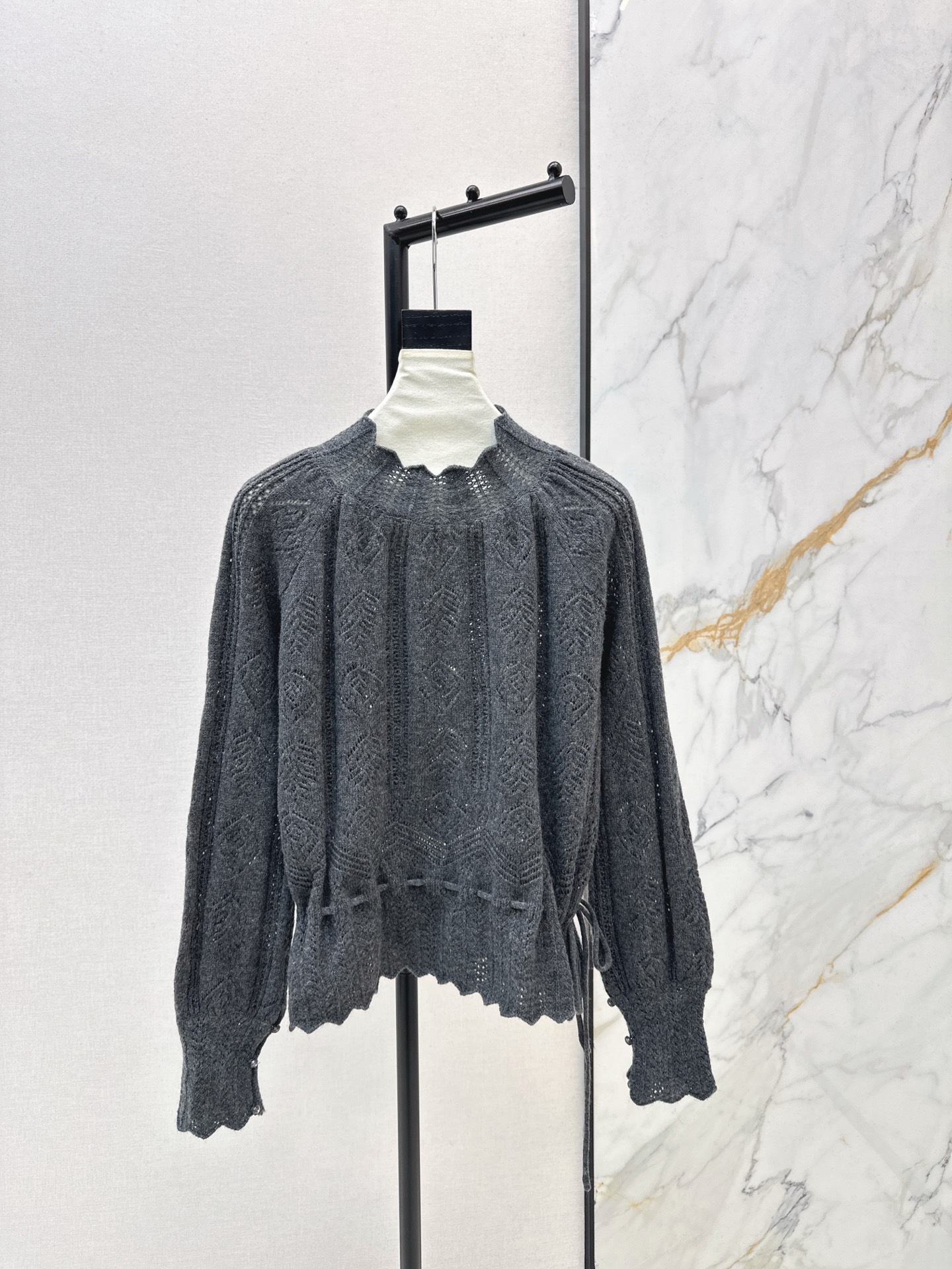 NO:655233,Gentle and daily must-have inner wear C Home 26Ss————The latest gentle girl’s must-have drawstring retro sweater in early spring is so easy to match. It is very gentle and retro style for daily use. The fabric span is very large and can be worn by girls and mature women with different tastes. Highly recommended~~ Three colors are on sale in stock sml,,chanel,sweaters,alexander wang19860909温柔日常必备内搭 C家 26Ss————早春最新款温柔女孩必备抽绳复古毛衣太好搭啦很日常的温柔复古风 面料跨度很大少女熟女都可穿出不同味道 强烈推荐哦～～ 三色现货发售sml,,chanel,sweaters,alexander wang,Women's clothing