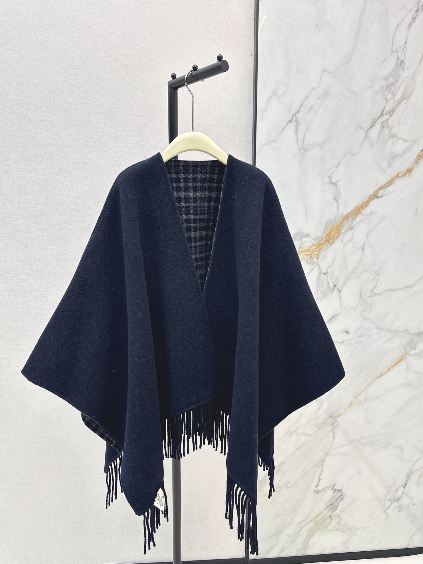 NO:655228,Long-termist old money style outfit Bc 25Ss————The latest wool shawl, large scarf and cloak in autumn and winter, 100% wool camel hair double-sided cloth, original customization, pure hand-piping and beard craftsmanship, irregular drape, handsome and modern, original tailoring style, perfect and easy to control, extremely elegant upper body, casual and high-end sense, three colors, one size fits all, ready for sale,,shawls,alexander wang19860909长期主义老钱风穿搭 Bc 25Ss————秋冬最新款羊毛披肩大围巾斗篷百分百羊毛驼绒双面呢原版定制纯手工滚边流须工艺 不规则垂坠感帅气摩登 原版剪裁版型完美轻松驾驭 上身极致优雅的随性高级感 三色均码 现货发售,,shawls,alexander wang,Women's clothing