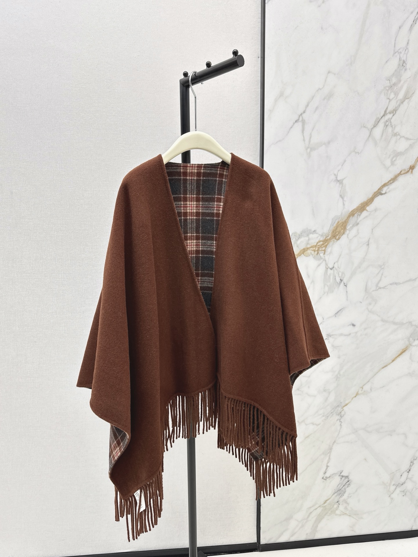 NO:655223,Long-termist old money style outfit Bc 25Ss————The latest wool shawl, large scarf and cloak in autumn and winter, 100% wool camel hair double-sided cloth, original customization, pure hand-piping and beard craftsmanship, irregular drape, handsome and modern, original tailoring style, perfect and easy to control, extremely elegant upper body, casual and high-end sense, three colors, one size fits all, ready for sale,,shawls,alexander wang19860909长期主义老钱风穿搭 Bc 25Ss————秋冬最新款羊毛披肩大围巾斗篷百分百羊毛驼绒双面呢原版定制纯手工滚边流须工艺 不规则垂坠感帅气摩登 原版剪裁版型完美轻松驾驭 上身极致优雅的随性高级感 三色均码 现货发售,,shawls,alexander wang,Women's clothing