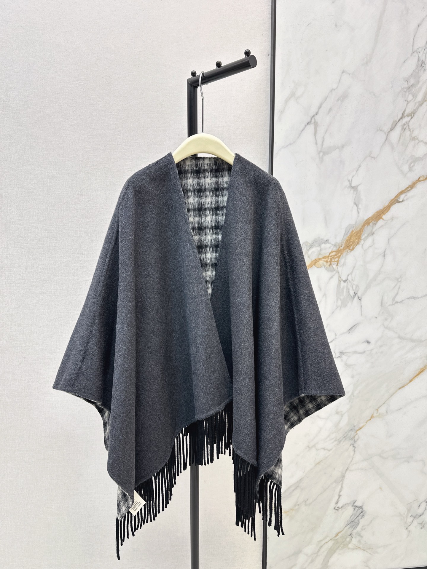 NO:655218,Long-termist old money style outfit Bc 25Ss————The latest wool shawl, large scarf and cloak in autumn and winter, 100% wool camel hair double-sided cloth, original customization, pure hand-piping and beard craftsmanship, irregular drape, handsome and modern, original tailoring style, perfect and easy to control, extremely elegant upper body, casual and high-end sense, three colors, one size fits all, ready for sale,,shawls,alexander wang19860909长期主义老钱风穿搭 Bc 25Ss————秋冬最新款羊毛披肩大围巾斗篷百分百羊毛驼绒双面呢原版定制纯手工滚边流须工艺 不规则垂坠感帅气摩登 原版剪裁版型完美轻松驾驭 上身极致优雅的随性高级感 三色均码 现货发售,,shawls,alexander wang,Women's clothing