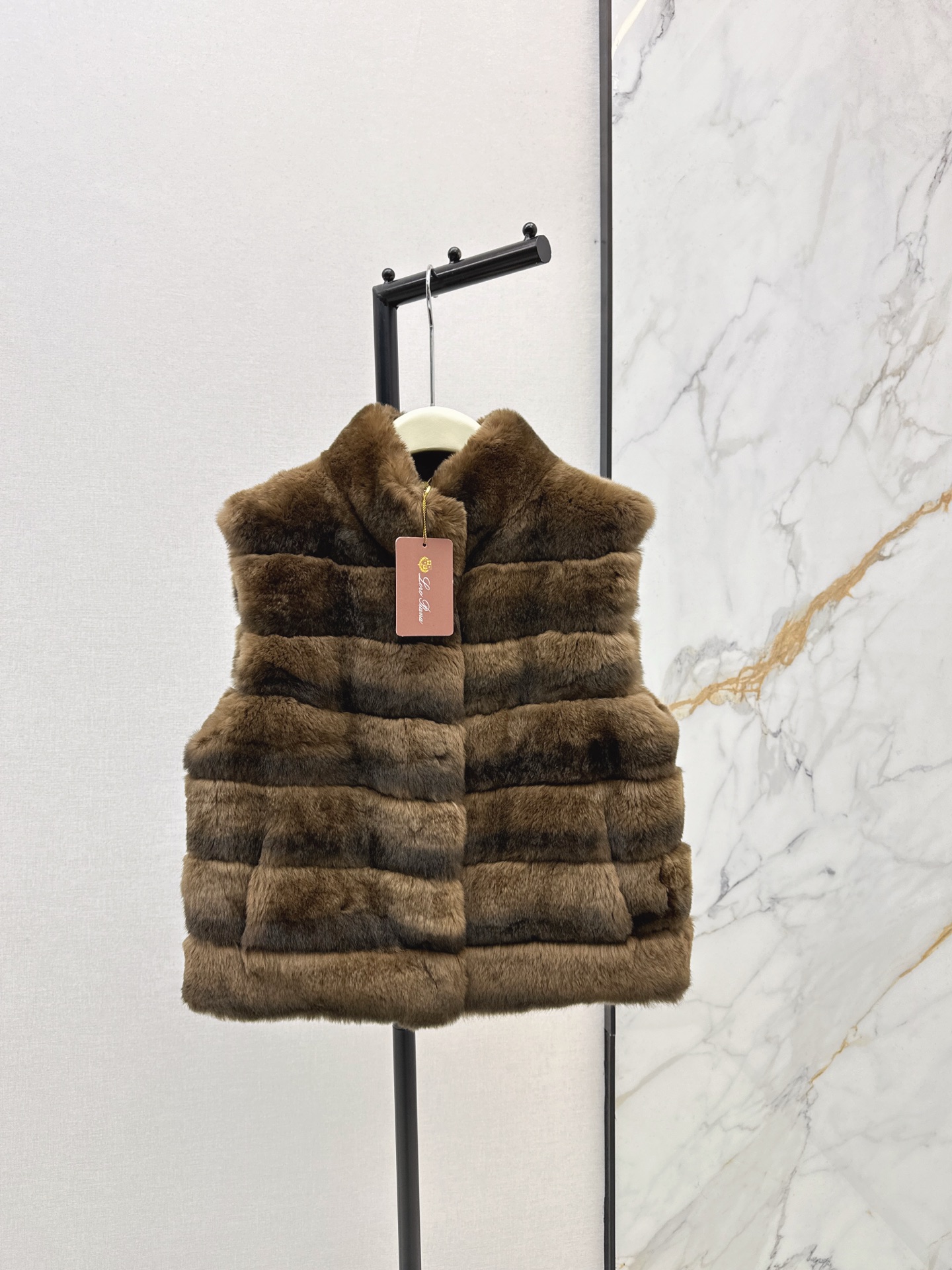 NO:655256,Comes with a dust bag and recommends LP 25Ss————The latest Totoro and rabbit fur vest + jacket for autumn and winter. High-luxury outfit ~ Totoro and rabbit fur has an ultimate cloud-like soft touch. The H-shaped cut has neat lines and has first-class thermal performance. One color available in stock. SM in two sizes. Ma, loro piana, jackets & coats, alexander wang19860909配防尘袋爆单款推荐 LP 25Ss————秋冬最新款龙猫兔毛马甲+外套 高奢感穿搭～ 龙猫兔毛皮草以其极致的云朵般柔软触感 H版型剪裁利落线条流畅 保暖性能一流 一色现货发售sm 两个码 马,,loro piana,jackets & coats,alexander wang,Women's clothing