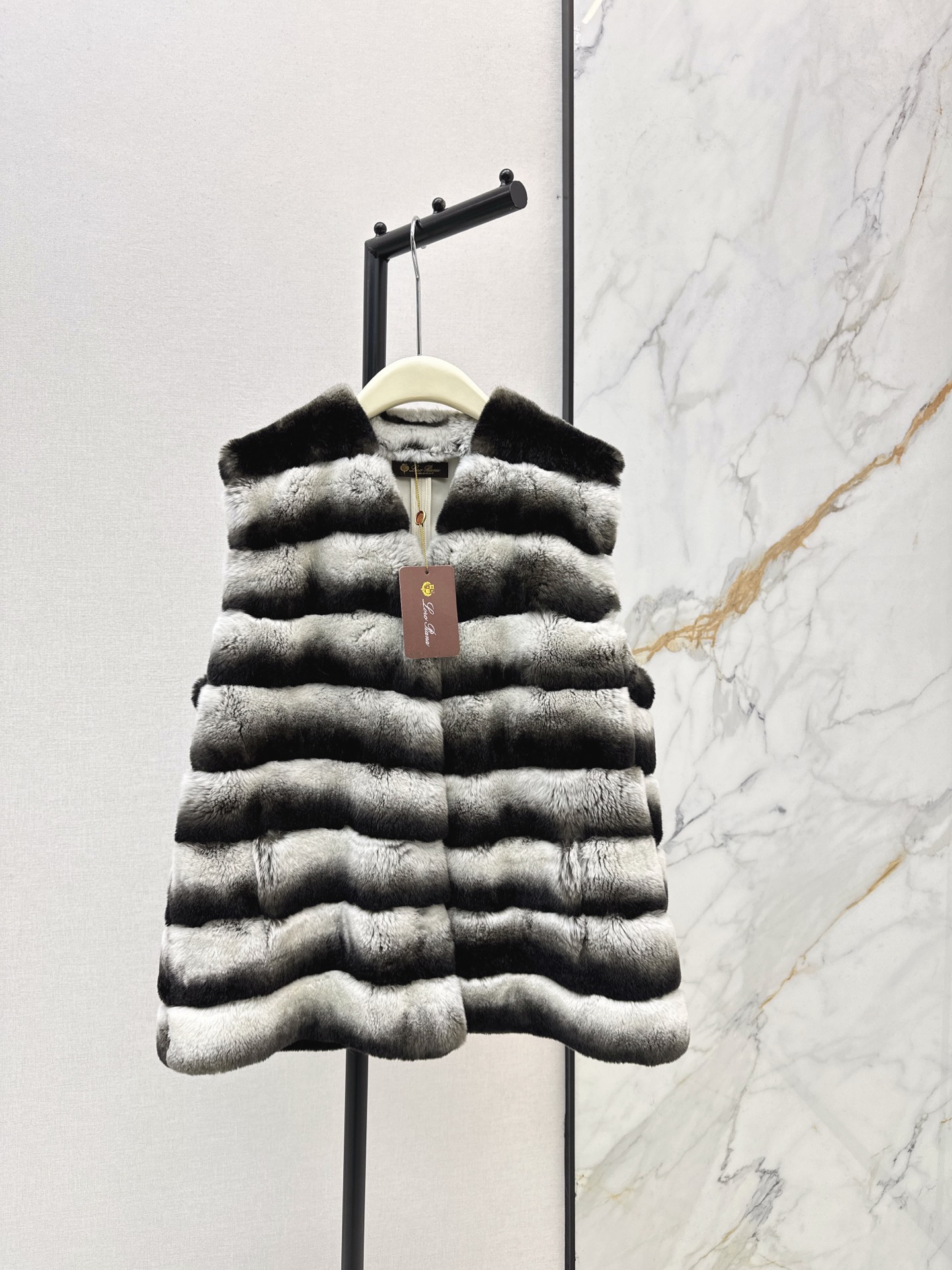 NO:655252,Comes with a dust bag and recommends the single model LP 25Ss————The latest Totoro and rabbit fur vest for autumn and winter, a high-luxury look ~ Totoro and rabbit fur has an ultimate cloud-like soft touch. The H-shaped cut has neat lines and smooth lines. It has first-class thermal insulation performance. One color available in stock, SM, two sizes,, loro piana, alexander wang19860909配防尘袋爆单款推荐 LP 25Ss————秋冬最新款龙猫兔毛马甲 高奢感穿搭～ 龙猫兔毛皮草以其极致的云朵般柔软触感 H版型剪裁利落线条流畅 保暖性能一流 一色现货发售sm 两个码,,loro piana,alexander wang,Women's clothing