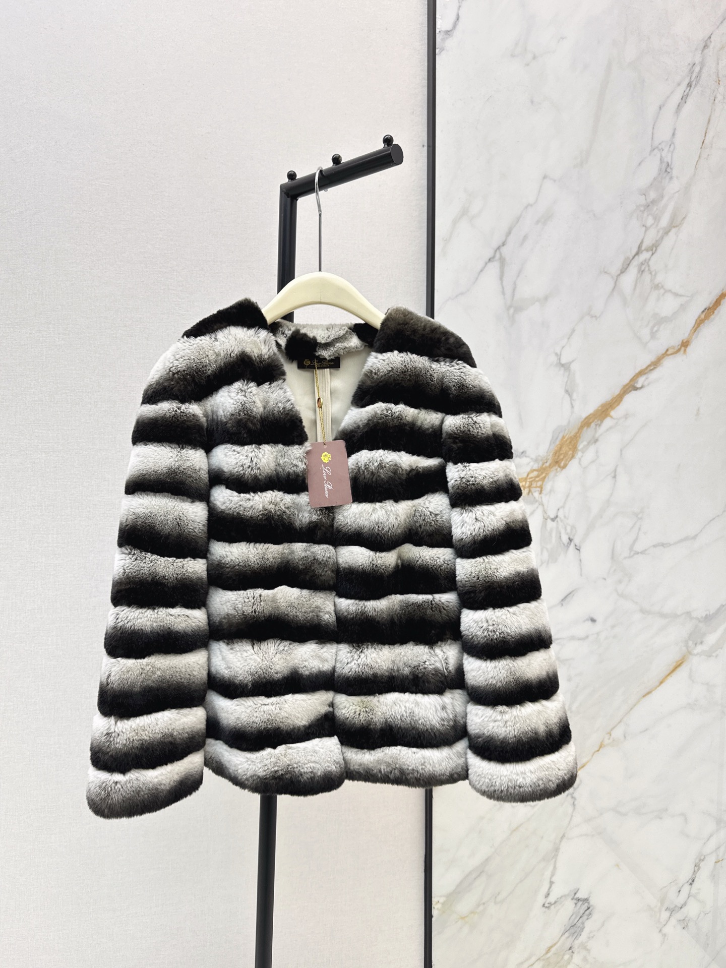 NO:655247,Comes with a dust bag and recommended single model LP 25Ss————The latest Totoro rabbit fur jacket for autumn and winter, a high-luxury look~ The Totoro rabbit fur has an ultimate cloud-like soft touch. The H-shaped cut has neat lines and has first-class thermal insulation performance. One color ready for sale sm in two sizes,,loro piana,jackets & coats,alexander wang19860909配防尘袋爆单款推荐 LP 25Ss————秋冬最新款龙猫兔毛外套高奢感穿搭～ 龙猫兔毛皮草以其极致的云朵般柔软触感 H版型剪裁利落线条流畅 保暖性能一流 一色现货发售sm 两个码,,loro piana,jackets & coats,alexander wang,Women's clothing