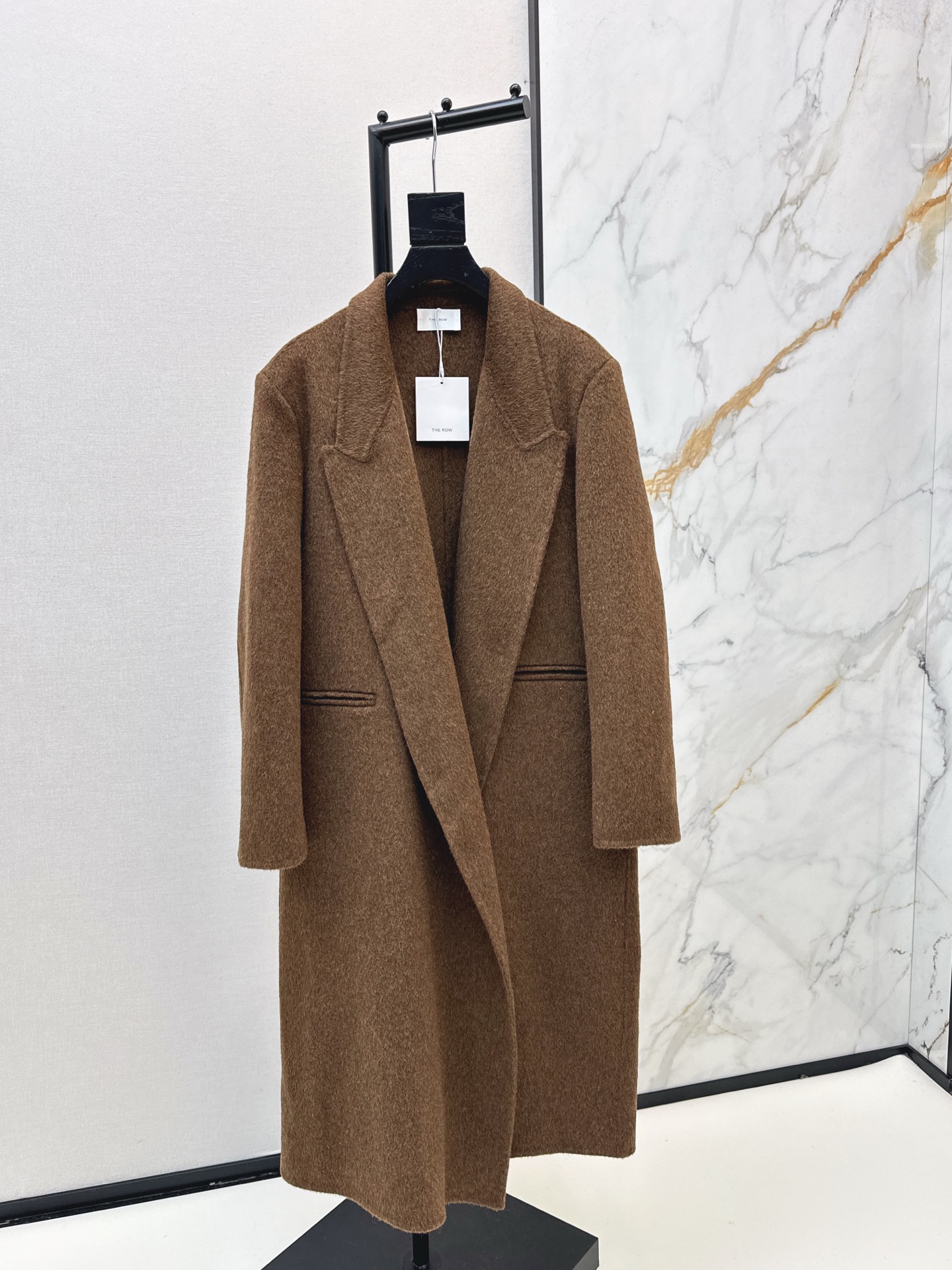 NO:655242,Comes with a dust bag to carry the wind on the road series Row 25Ss————The latest high-end long coat for autumn and winter. A must-have for autumn and winter. The double-sided nylon wool fabric is very thick. The classic H-shaped cut is above the knee length. The upper body is very slim. The workmanship details are also very good. Two colors are available in stock. sml,, jackets & coats, alexander wang19860909配防尘袋走路带风系列 Row 25Ss————秋冬最新款高级感长款大衣外套 秋冬的必备款 双面尼羊毛面料很厚实 经典H型剪裁过膝长度版型 上身很显瘦 做工细节也很赞 两色现货发售sml,,jackets & coats,alexander wang,Women's clothing