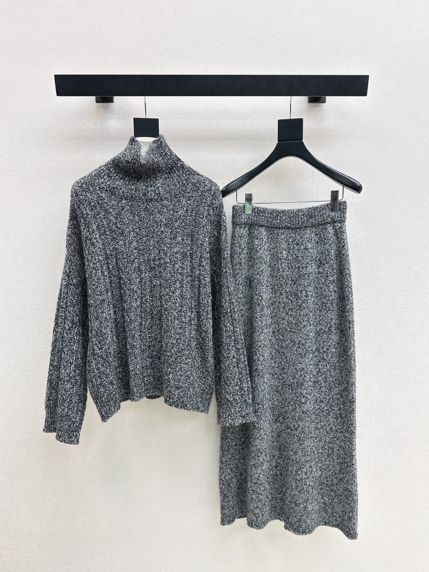 NO:655232,Exclusive model Bc 26Ss - the latest early spring knitted suit, high-neck hand-crocheted turtleneck sweater + elastic waist skirt. Exquisite beauty. The overall feeling is simple and elegant. When paired together, it will give you a gentle, beautiful and moving feeling. The color and pattern are impeccable. A must-have for lazy people. It will look good no matter how you wear it. The texture of the fabric is excellent. It is made of customized wool fabric. The details are in place. One set is sold.  One color ready for sale sml,,skirts,sweaters,alexander wang19860909独家款 Bc 26Ss———早春最新款针织套装高领手工钩花高领毛衣+松紧腰半裙 精致美感 整体给人感觉特别的简约大气 一套搭配起来给你人一种温柔美丽动人的感觉 颜色跟版型都无可挑剔 懒人必备一套怎么搭都好看 面料质感一绝 采用的是定制羊毛面料 细节很到位 一套出 一色现货发售sml,,skirts,sweaters,alexander wang,Women's clothing