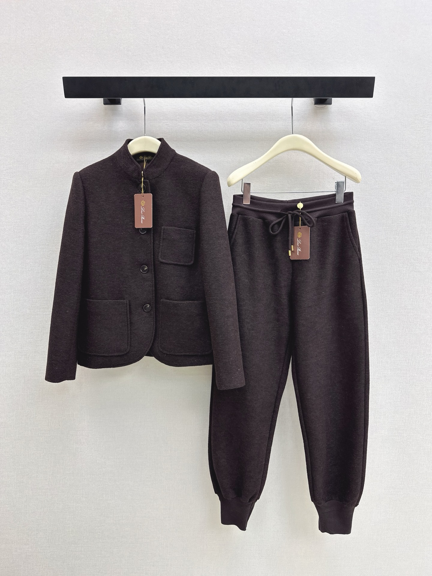 NO:655222,330L 25Ss————The latest style of wool stand-up collar old money style jacket in autumn and winter. The three-dimensional tailoring version is not picky. The upper body can be sweet or salty and super western style. The texture of the customized wool fabric is great and full of autumn and winter atmosphere. Heavy and high-end texture. It can be worn for a long time without fear of going out of style. The upper body really makes your temperament rise in one second. It is retro and fashionable and old-fashioned. Recommended to match. One color ready for sale sml, loro piana, jackets & coats, alexander  wang19860909330L 25Ss————秋冬最新款羊毛昵立领老钱风外套 工l立体剪裁版型不挑人 上身可甜可盐超洋气 定制羊毛面料质感超赞秋冬氛围感十足 重磅高级肌理感 穿多久都不怕过时 上身真的一秒抬气质 复古时髦感又飒又老钱 推荐一套搭配 一色现货发售sml,,loro piana,jackets & coats,alexander wang,Women's clothing