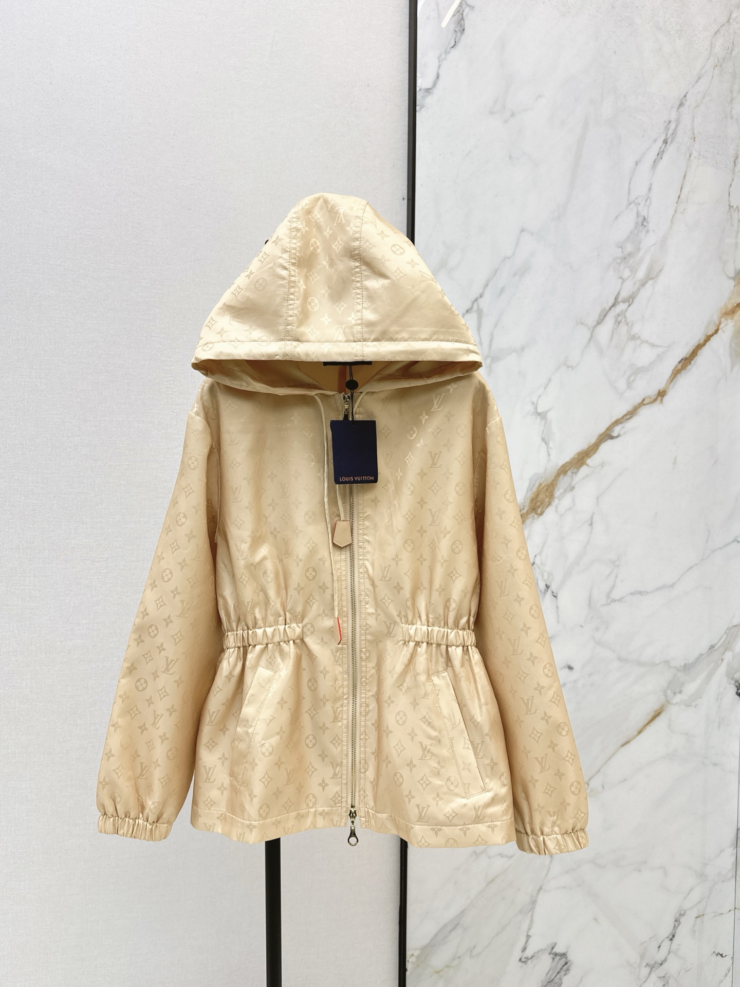 NO:655963,L's 26Ss————Early spring's latest dark pattern hooded waist windbreaker jacket, custom-made imported printed nylon material, high-quality texture and full appearance, hooded drawstring windbreaker jacket style, leather buckle on the neck and drawstring at the end, dark pattern of four-leaf clover letter logo all over the body, highlighting the fashion tonality, making the figure more slender and tall, solid color base, fashionable and high-end wear, one color ready for sale smlxl,, louis vuitton, jackets &  coats,hats,alexander wang19860909L家 26Ss————早春最新款暗纹连帽收腰风衣外套定制进口印花尼龙材质 质感高级品相十足 连帽抽绳风衣外套版型 领口点缀皮扣末端抽绳 通体满铺四叶草字母徽标暗纹 凸显时尚调性 更显身姿纤细挺拔 通体纯色打底 穿搭时尚高级 一色现货发售smlxl,,louis vuitton,jackets & coats,hats,alexander wang,Women's clothing