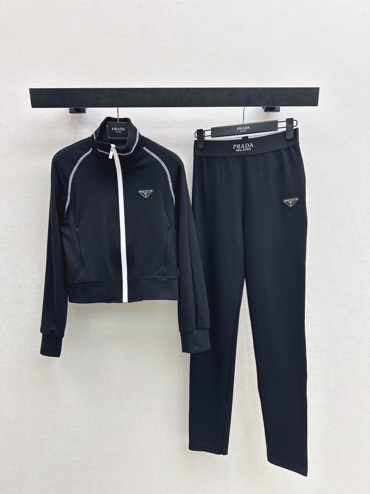 NO:656005,PD 25Ss————The latest autumn and winter triangular logo decorated casual suit, stand-up collar jacket + elastic waist casual pants, yoga wear, sportswear, fitness style, comfortable and breathable, skin-friendly pure cotton with high elasticity, comfortable and not easy to deform, no pressure activities, high-end comfortable buttocks shaping effect, one set, one color ready for sale sml,,jackets & coats,jackets & coats,alexander wang19860909PD 25Ss————秋冬最新款三角标装饰休闲套装立领夹克外套+松紧腰休闲裤 瑜伽服运动服健身风格 手感舒适透气 亲肤纯棉高弹力 舒适不易变形 无压力活动 高端舒适提臀塑型效果 一套出 一色现货发售sml,,jackets & coats,jackets & coats,alexander wang,Women's clothing