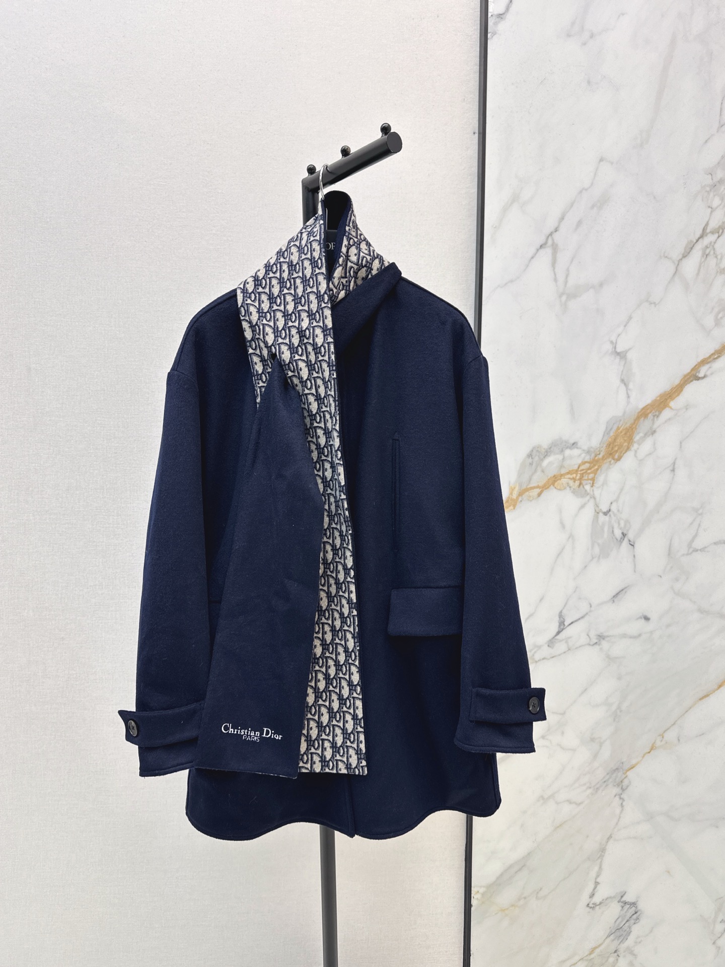 NO:656000,CD 25Ss————The latest detachable scarf for autumn and winter, multi-wear woolen coat. Imported woolen woolen material. The texture is obviously high-end. The scarf woolen coat is perforated and can be fixed at the top. The end is decorated with embroidered letters and logos. The lining is full of letter jacquard echoes. The coat is mid-length and slightly A-shaped. The style is versatile and tolerant of the body. It is fashionable and stylish for autumn and winter layering. It can be easily controlled for daily commuting. One color ready for sale smlxl,,jackets & coats,alexander wang19860909CD 25Ss————秋冬最新款可拆卸围巾多穿毛呢外套 进口羊毛毛呢材质 肌理明显品相高级 围巾毛呢外套围巾穿孔可固顶 末端刺绣字母徽标装饰 内衬满铺的字母提花呼应 大衣中长微A廓形 包容身材款式百搭 秋冬叠穿时髦洋气 日常通勤都能轻松驾驭 一色现货发售smlxl,,jackets & coats,alexander wang,Women's clothing