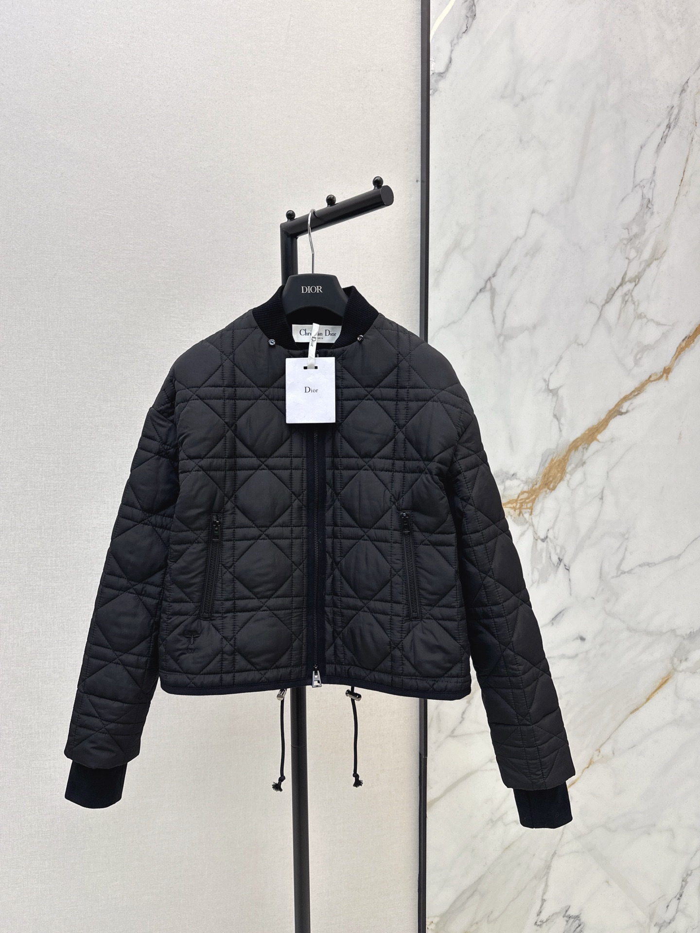 NO:655994,CD 25Ss - the latest detachable scarf and cannage pattern cotton jacket for autumn and winter. Customized windproof and waterproof nylon material. Cotton-filled lining. The whole piece is light and warm. Equipped with buttons and detachable cotton-filled scarf. Threaded edges collide with the body fabric. Combined with cannage pattern embossing + hem CD bee embroidery to present the brand concept. The details show luxurious charm. Slim-fitting and short style. Fashionable outfit. One color ready for sale smlxl,,jackets & coats,alexander wang19860909CD 25Ss———秋冬最新款可拆卸围巾藤格纹棉服外套定制防风防水尼龙材质 棉填充内里 整件轻盈保暖 配有纽扣可拆卸充棉围巾 螺纹包边与大身面料碰撞 配合藤格纹压纹+下摆CD蜜蜂刺绣呈现品牌理念 细节展现奢华魅力 修身短款 穿搭洋气时髦 一色现货发售smlxl,,jackets & coats,alexander wang,Women's clothing