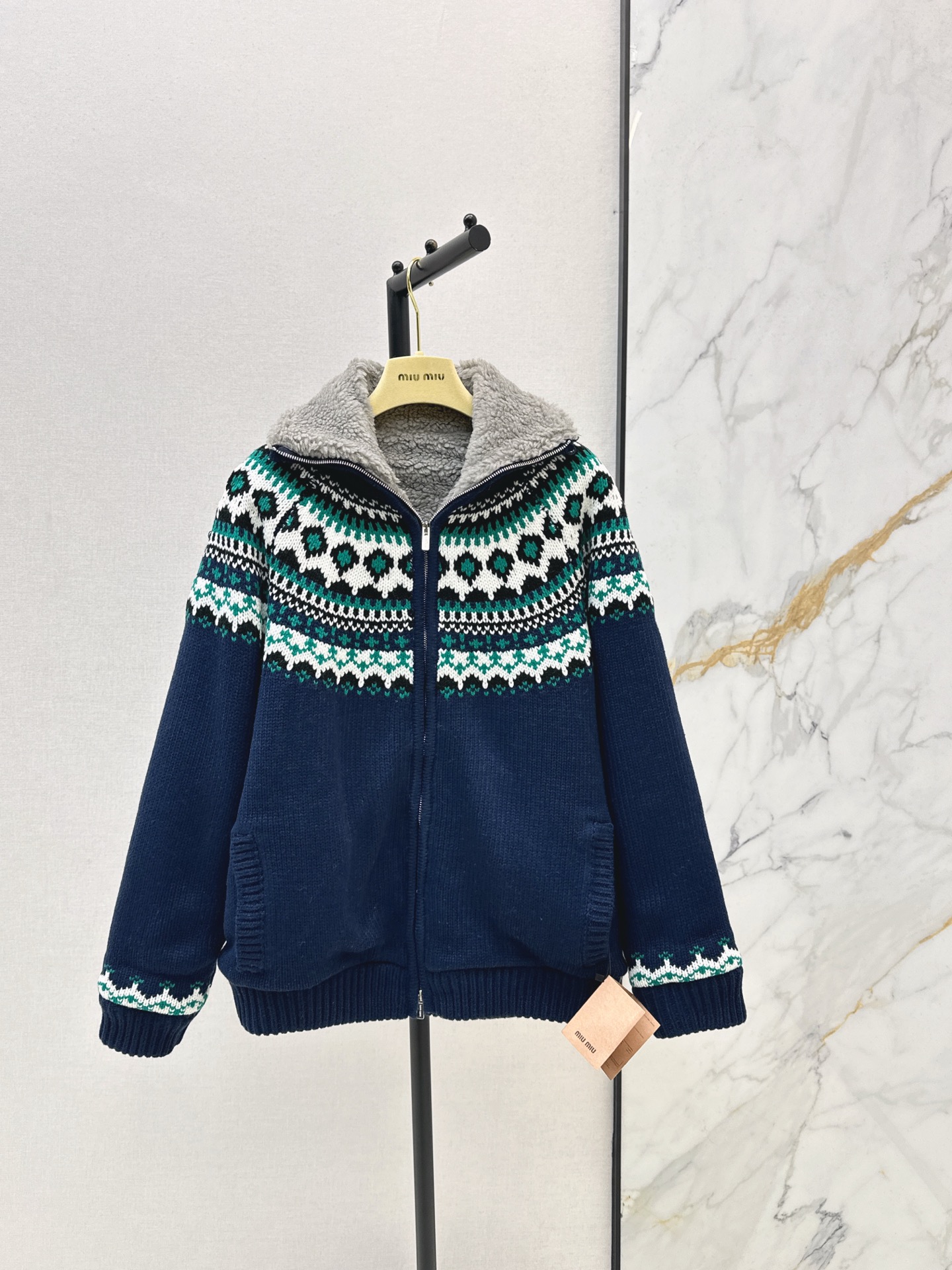 NO:655968,Liu Haocun's same style Miu 25Ss - the latest Fair Isle pattern cardigan sweater jacket for autumn and winter. It is full of Christmas and holiday atmosphere. It can be worn on both sides. One side is knitted and one side is plush. It is double-layered for warmth. It can be worn directly as a jacket. Winter fashion and atmosphere are easy to get. One color ready for sale sml,, miumiu, jackets & coats, sweaters, alexander wang19860909刘浩存同款 Miu 25Ss————秋冬最新款费尔岛图案开衫毛衣外套 满满的圣诞和节日氛围感 两面都可以穿 一面针织 一面毛绒 双层保暖 可以直接当外套穿 冬季时髦和氛围感轻松Get 一色现货发售sml,,miumiu,jackets & coats,sweaters,alexander wang,Women's clothing