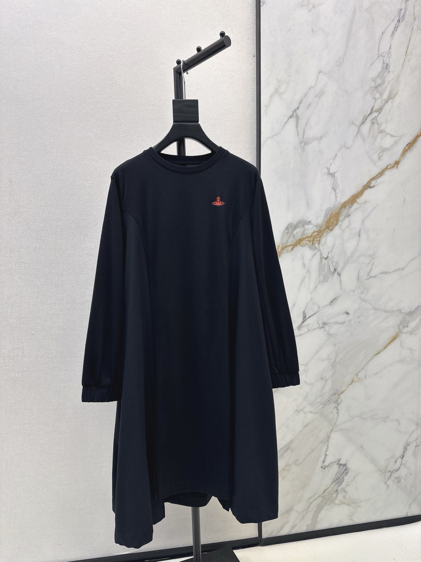 NO:655956,Viv 26Ss————The latest early spring casual black dress with straps and waist design adopts a simple design. The light fabric has a perfect drape effect. The H cut has smooth and neat lines. It can be easily used for commuting or formal occasions. It is elegant and layered. The red embroidery embellishment details on the chest are extra points. One color is available for sale sml, skirts, alexander wang19860909Viv 26Ss————早春最新款腰间绑带收腰设计休闲黑色连衣裙采用简约设计 轻薄面料垂坠感满分 H剪裁流畅线条利落 通勤或正式场合都能轻松驾驭 优雅又有层次感 胸前红色刺绣点缀细节加分 一色现货发售sml,,skirts,alexander wang,Women's clothing