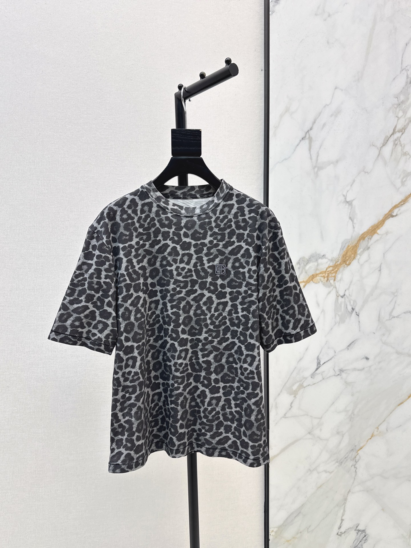 NO:655952,Fashionable design 26Ss————The latest gray leopard print loose T-shirt in early spring. This leopard print top is really popular. It is super elegant and classy. It can easily create a wild and elegant look. It can make you the center of attention whether it is a date or a daily outing. The overall shape of the upper body is more textured~ One color ready for sale sml, tees, t-shirt, alexander wang19860909时髦设计 26Ss————早春最新款灰色豹纹宽松T恤这件豹纹上衣简直 是被问爆了 超级显气质又有范儿 轻松打造野性与优雅并存的look 不管是约会还是日常出街 都能让你成为焦点 上身整体造型更有质感～ 一色现货发售sml,,tees，t-shirt,alexander wang,Women's clothing