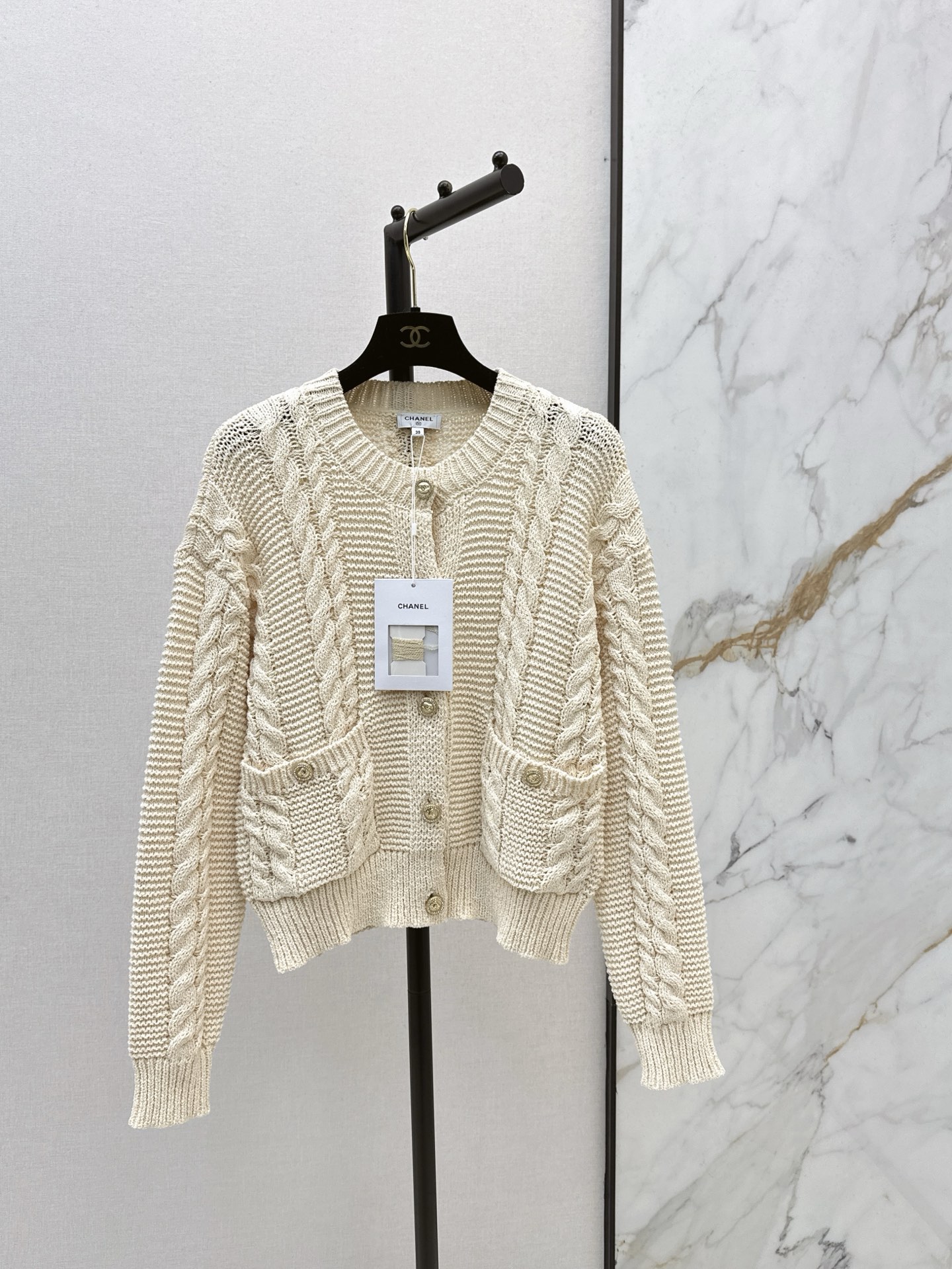 NO:655947,C Home 26Ss————The latest fragrant retro cable round neck single-breasted patch pocket wool blend cardigan for early spring. An elegant and distinguished piece. It has a perfect sense of French luxury. The wool blend fabric is soft and skin-friendly. The retro cable pattern is exquisite to the core. Wear it alone, it is a lazy and elegant French lady style. It is gentle and high-end to wear in spring and autumn. It also looks great when folded under a coat in winter to reveal the cable trim.  Wear a basic cardigan for an effortless sense of elegance. Two colors are on sale now. sml, chanel, alexander wang19860909C家 26Ss————早春最新款香复古绞花圆领单排扣贴袋羊毛混纺开衫 优雅又显贵的单品 法式高级感拿捏得死死的 羊毛混纺面料软糯亲肤 复古绞花纹路精致到骨子里 单穿是慵懒又优雅的法式名媛风 春秋穿温柔又高级 冬天叠在大衣里露出绞花边边也超好看 把基础开衫穿出不费力的贵气感 两色现货发售sml,,chanel,alexander wang,Women's clothing