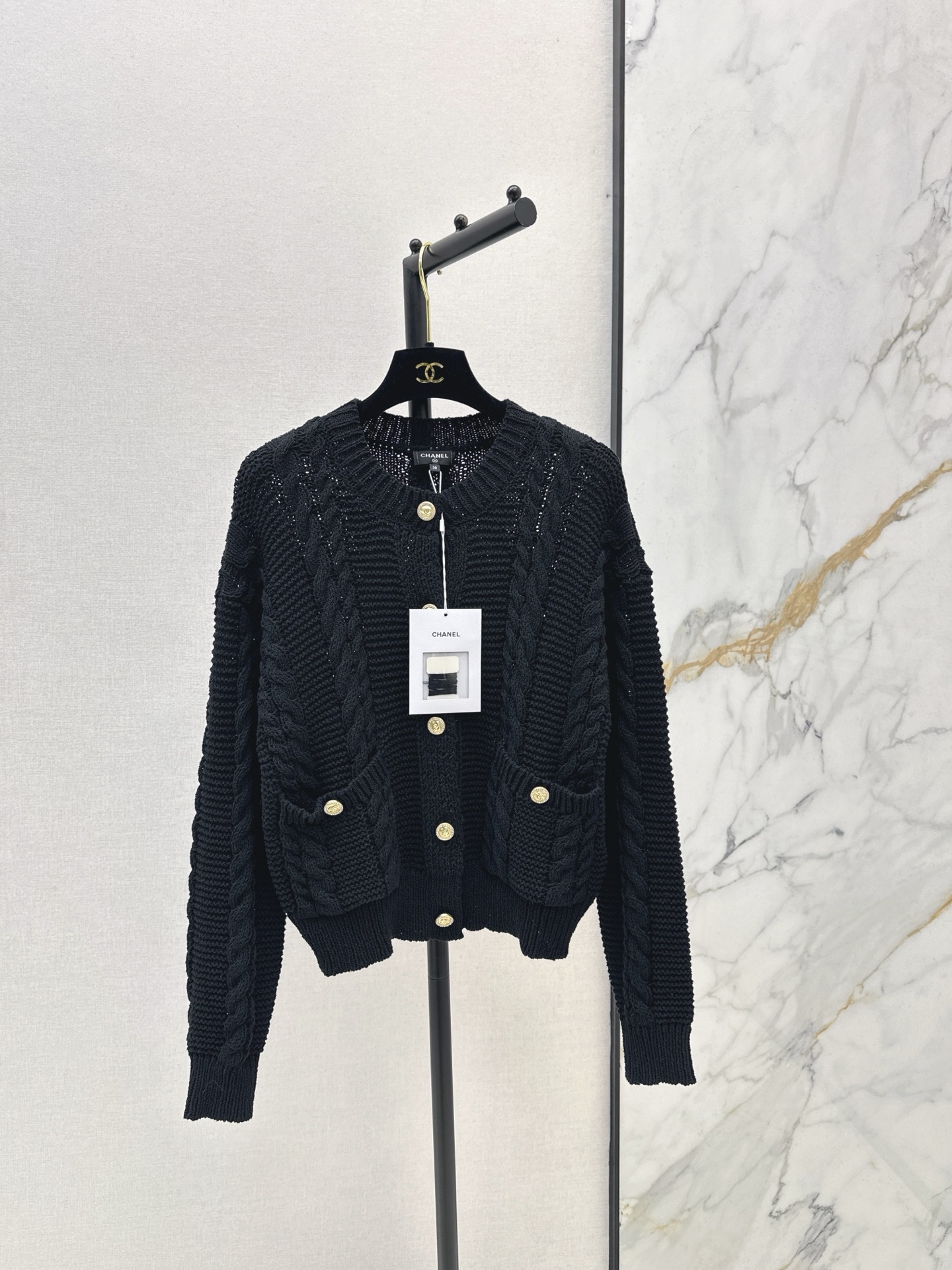 NO:655942,C Home 26Ss————The latest fragrant retro cable round neck single-breasted patch pocket wool blend cardigan for early spring. An elegant and distinguished piece. It has a perfect sense of French luxury. The wool blend fabric is soft and skin-friendly. The retro cable pattern is exquisite to the core. Wear it alone, it is a lazy and elegant French lady style. It is gentle and high-end to wear in spring and autumn. It also looks great when folded under a coat in winter to reveal the cable trim.  Wear a basic cardigan for an effortless sense of elegance. Two colors are on sale now. sml, chanel, alexander wang19860909C家 26Ss————早春最新款香复古绞花圆领单排扣贴袋羊毛混纺开衫 优雅又显贵的单品 法式高级感拿捏得死死的 羊毛混纺面料软糯亲肤 复古绞花纹路精致到骨子里 单穿是慵懒又优雅的法式名媛风 春秋穿温柔又高级 冬天叠在大衣里露出绞花边边也超好看 把基础开衫穿出毫不费力的贵气感 两色现货发售sml,,chanel,alexander wang,Women's clothing