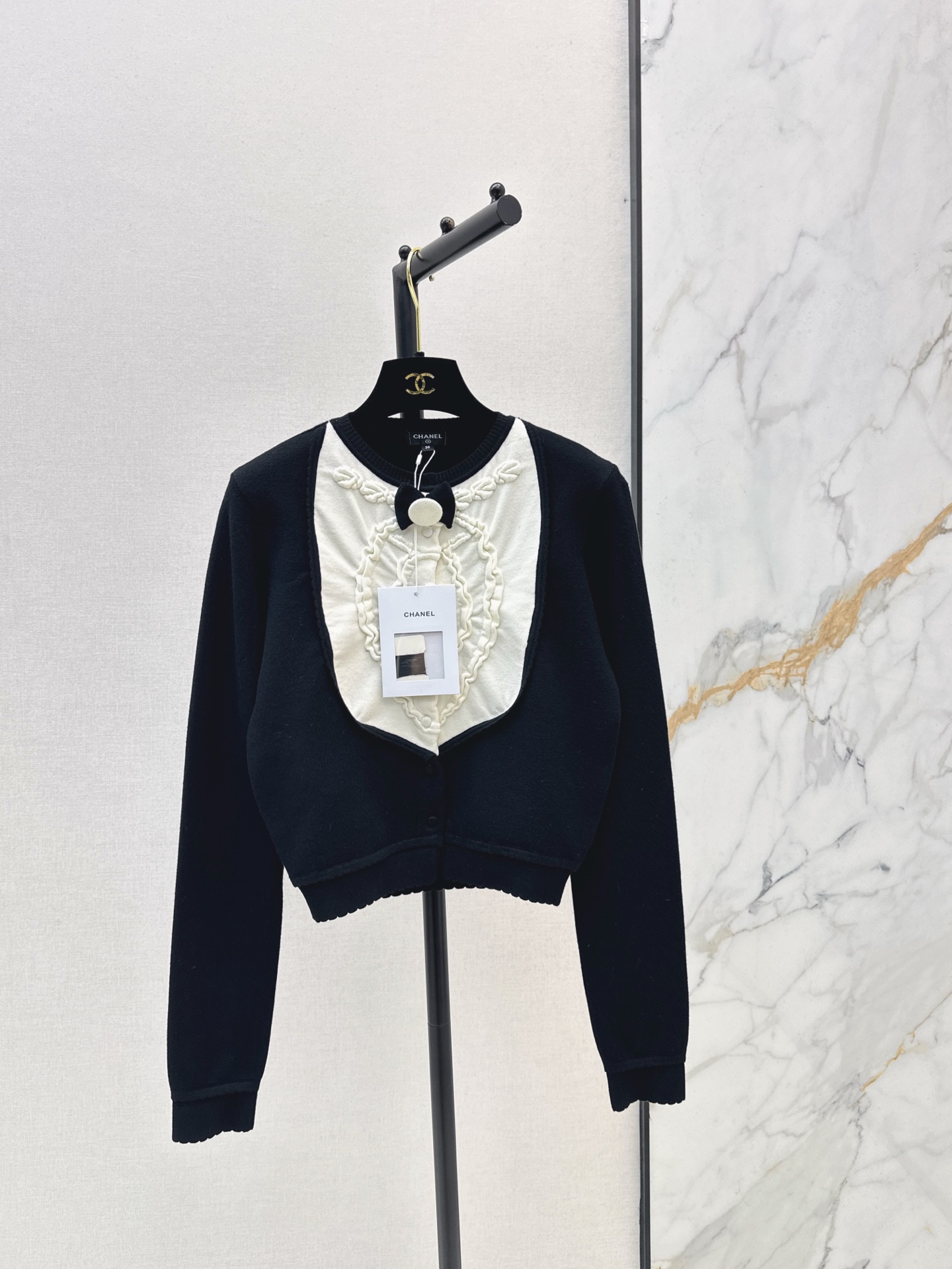 NO:655937,Exclusive model C Home 26Ss————The latest vintage age-reducing color-blocked sweater in early spring. Short and slightly loose version ~ casual and fashionable without limiting the body shape. The color is simple and versatile. The classic black and white contrasting color shows a fashionable temperament. Lazy and fashionable. One color ready for sale sml,,chanel,sweaters,alexander wang19860909独家款 C家 26Ss————早春最新款Vintage 减龄拼色毛衣 小短款微宽松版型～休闲时髦不限制身材 配色简约百搭 黑白经典撞色超显时尚气质 慵懒的时髦精 一色现货发售sml,,chanel,sweaters,alexander wang,Women's clothing