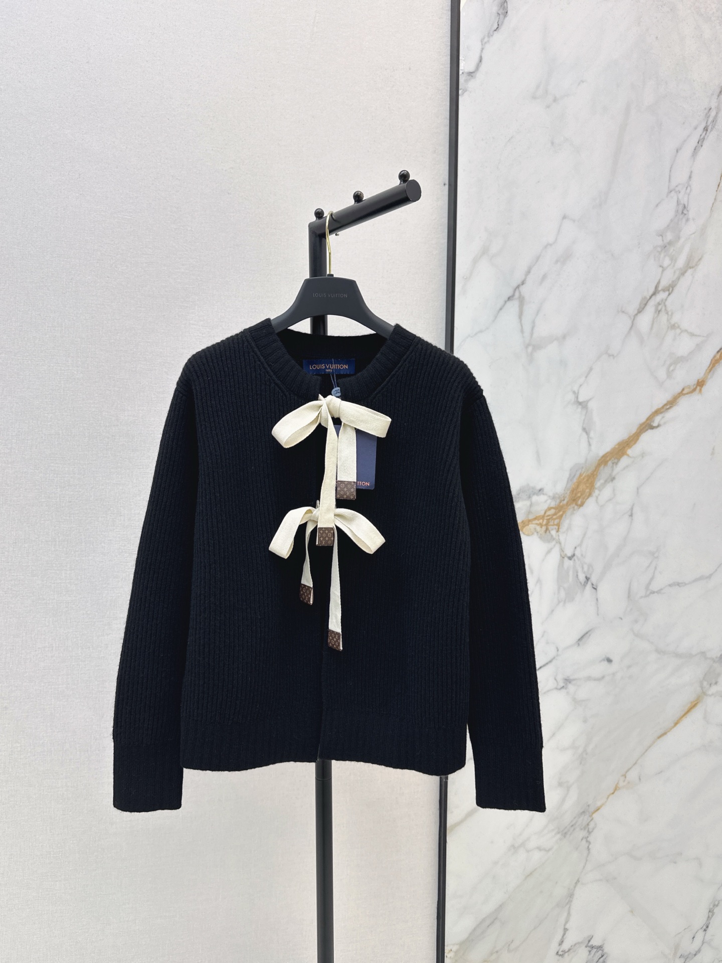 NO:655932,L's 26Ss————Early spring's latest round-neck bow-tie plain knitted cardigan made of wool yarn, fine texture and comfortable to wear. Round-neck knitted cardigan tailoring, simple and more elegant, fit the body shape and make you look slimmer. The open bow tie is embellished with leather tags at the end. The four-leaf clover letter shows the brand tone. The upper body is fashionable and foreign-style. One color is available for sale sml, louis vuitton, alexander wang19860909L家 26Ss————早春最新款圆领蝴蝶结系带素色针织开衫羊毛纱线织造 质感细腻穿搭舒适 圆领针织开衫剪裁 简约更显腔调 贴合身型更显瘦 开襟蝴蝶结系带末端皮标点缀 四叶草字母展示品牌调性 上身时髦洋气 一色现货发售sml,,louis vuitton,alexander wang,Women's clothing