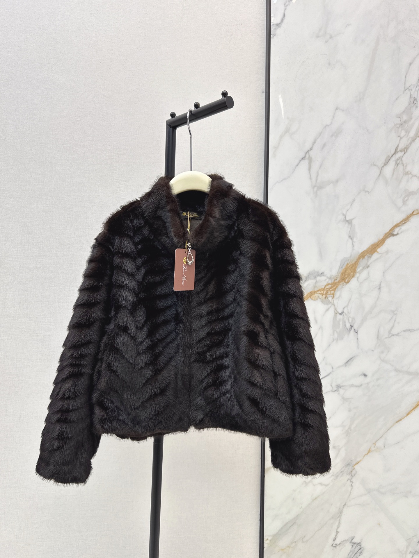 NO:655928,Exclusive model ~ LP 25Ss - the latest eco-friendly mink velvet stand-collar jacket for autumn and winter. It is made of imported eco-friendly mink velvet fabric. It feels super smooth and comfortable with a soft luster. The warmth retention effect is also online. A must-have for winter. Super atmospheric, noble and elegant. The upper body has a cloud-like wrapping feeling. Two colors, two sizes, sm, loro piana, jackets & coats, alexander wang19860909独家款～ LP 25Ss———秋冬最新款环保貂绒立领外套 采用进口的环保貂绒面料 手感超级顺滑舒服 带有柔润光泽感 保暖效果也在线 冬季必备款 超级有氛围感 贵气优雅 上身有云朵般的包裹感 两色sm两个码,,loro piana,jackets & coats,alexander wang,Women's clothing