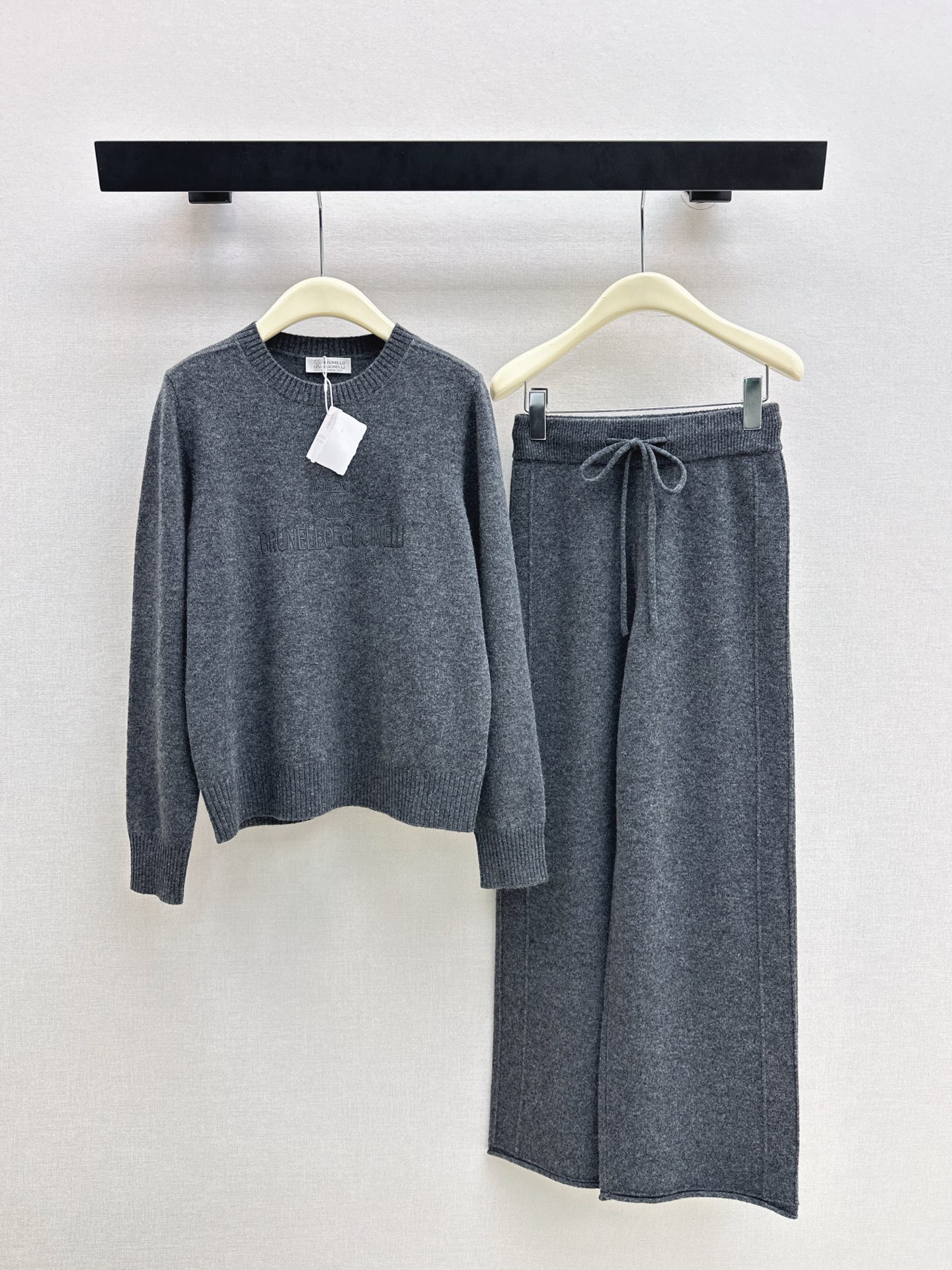 NO:655921,Exclusive debut of Bc 26Ss - the latest lazy style wool suit with letter embroidery pattern round neck sweater + elastic waist straight pants for early spring. Hot-selling Maillard color series. 100% worsted wool fabric. Simple and elegant lazy style. Durable. Warmth and appearance are both online.  !  Super stretchy and not flattering on your figure. Comes in a set. Three colors available for sale. sml, sweaters, alexander wang19860909独家首发 Bc 26Ss———早春最新款慵懒风羊毛套装字母刺绣图案圆领毛衣+松紧腰直筒裤 爆单款美拉德色系 百分百精纺羊毛面料 简约大气慵懒版型 经久耐穿 保暖度和颜值却都在线～～最实穿百搭的精品 秋冬打底叠穿日常高级！！超大弹力不挑身材 一套出 三色现货发售sml,,sweaters,alexander wang,Women's clothing