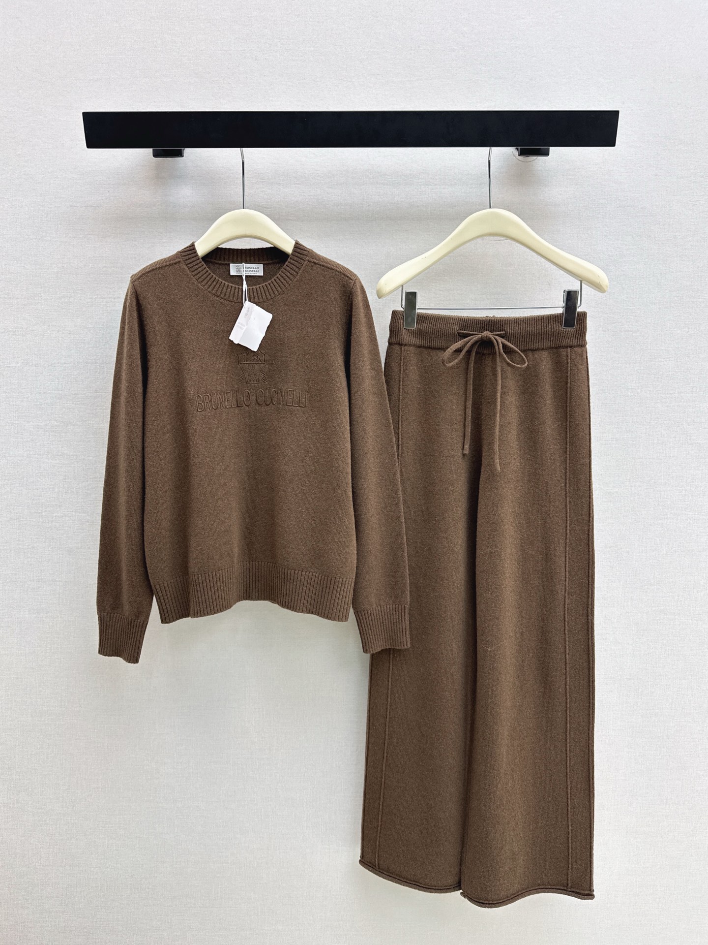 NO:655917,Exclusive debut of Bc 26Ss - the latest lazy style wool suit with letter embroidery pattern round neck sweater + elastic waist straight pants for early spring. Hot-selling Maillard color series. 100% worsted wool fabric. Simple and elegant lazy style. Durable. Warmth and appearance are both online.  !  Super stretchy and not flattering on your figure. Comes in a set. Three colors ready for sale. SML 6, sweaters, alexander wang19860909独家首发 Bc 26Ss———早春最新款慵懒风羊毛套装字母刺绣图案圆领毛衣+松紧腰直筒裤 爆单款美拉德色系 百分百精纺羊毛面料 简约大气慵懒版型 经久耐穿 保暖度和颜值却都在线～～最实穿百搭的精品 秋冬打底叠穿日常高级！！超大弹力不挑身材 一套出 三色现货发售sml 6,,sweaters,alexander wang,Women's clothing