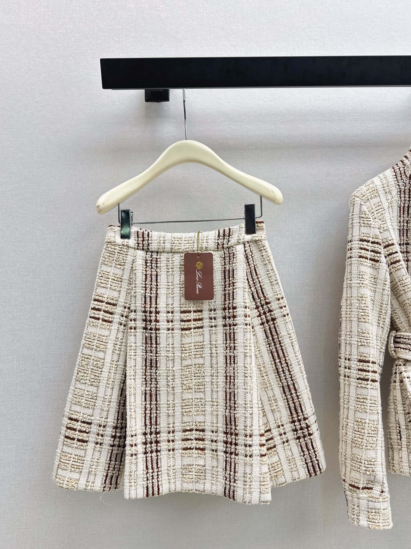 NO:655909,Exclusive first release of LP 25Ss - the latest plaid wool blended tweed high-waisted skirt for autumn and winter. Original custom-made grainy tweed fabric. The plaid cutting process is very material-consuming. High-waisted A-skirt with pleated design and tailoring to create an elegant and extreme old-money fashion style. Customized wool grainy tweed. Recommended to match. One color ready for sale sml, loro piana, skirts, alexander wang19860909独家首发 LP 25Ss————秋冬最新款格纹羊毛混纺粗花呢高腰半裙原版定制颗粒感粗花昵面料 对格剪裁工艺非常耗料 高腰A子裙摆压褶设计版型剪裁 打造优雅极致的老钱风时髦造型 定制羊毛颗粒感粗花呢 推荐一套搭配 一色现货发售sml,,loro piana,skirts,alexander wang,Women's clothing