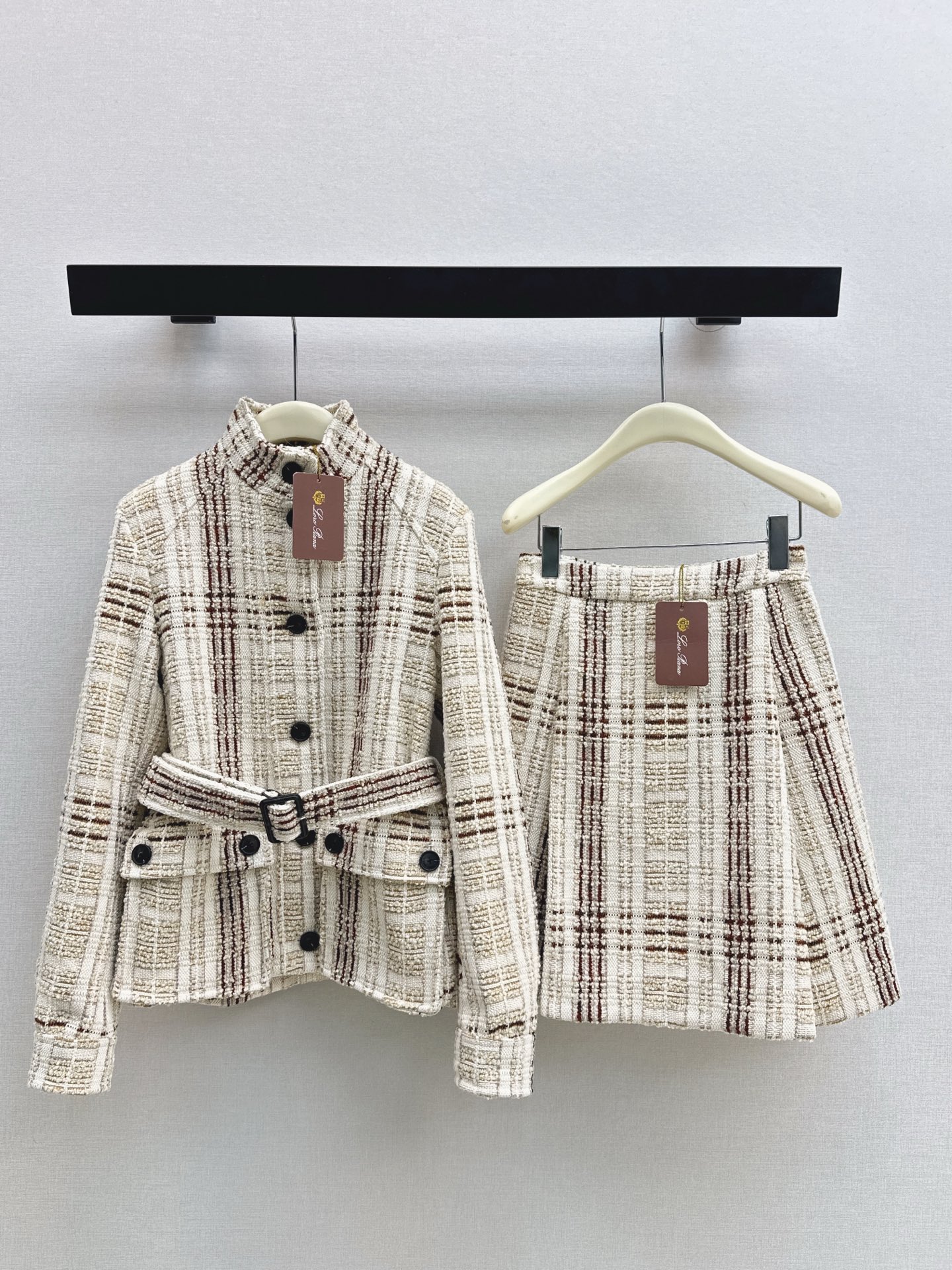 NO:655907,Exclusive first release of LP 25Ss————The latest plaid wool tweed hunting jacket for autumn and winter, yb customized grainy tweed fabric, crisp and stylish texture, full score. The plaid tailoring process is very material-consuming. The neat straight silhouette design with a belt can easily tighten the waist and concave shape. It combines classic style with old money and high luxury temperament. Recommended to match. One color ready for sale sml,,loro piana,jackets & coats,jackets & coats,alexander wang19860909独家首发 LP 25Ss————秋冬最新款格纹羊毛花呢猎装夹克外套yb定制颗粒感粗花呢面料 挺括有型质感满分 对格剪裁工艺非常耗料 利落直筒廓形设计搭配腰带轻松收腰凹造型 融合经典格调与老钱高奢气质 推荐一套搭配 一色现货发售sml,,loro piana,jackets & coats,jackets & coats,alexander wang,Women's clothing