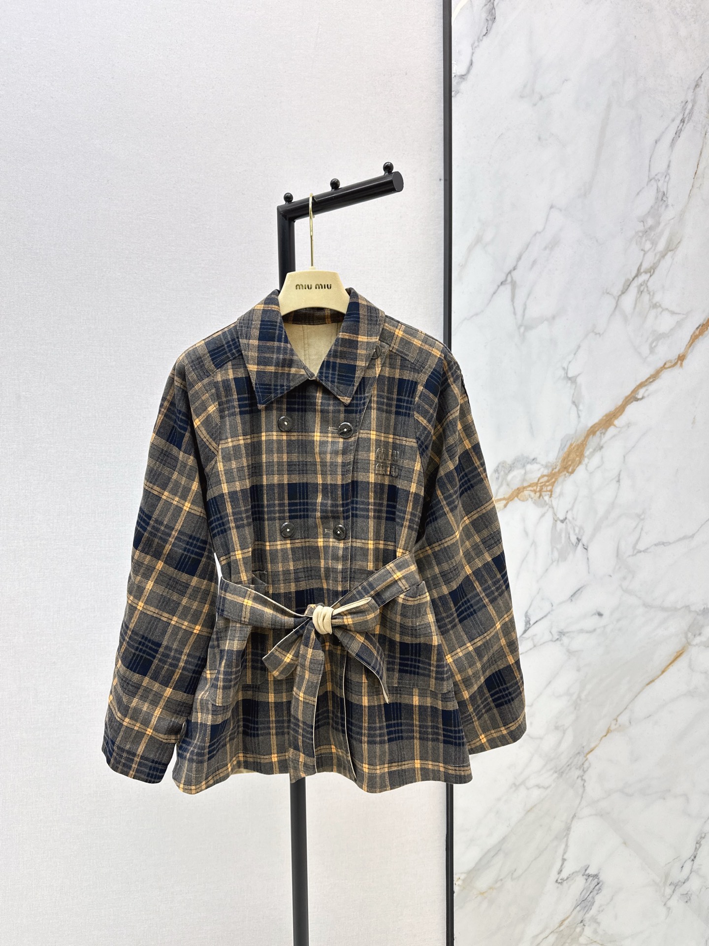 NO:656889,Miu 25Ss————The latest reversible windbreaker jacket for autumn and winter. It can be worn on both sides. The special material has a sense of texture. Every small detail is paid great attention to. It has just the right sense of high-end. Three-dimensional tailoring makes the upper body of the garment more refined and stylish. The mold is customized for decoration. The real thing is amazing. Two colors are available in stock. sml,, miumiu, jackets & coats, alexander wang19860909Miu 25Ss————秋冬最新款双面可穿风衣外套双面可穿 特殊材质有肌理感 每个小细节都非常注重 恰到好处的高级感 立体剪裁 让成衣上身更为精致洋气 开模定制装饰 实物太赞啦 两色现货发售sml,,miumiu,jackets & coats,alexander wang,Women's clothing