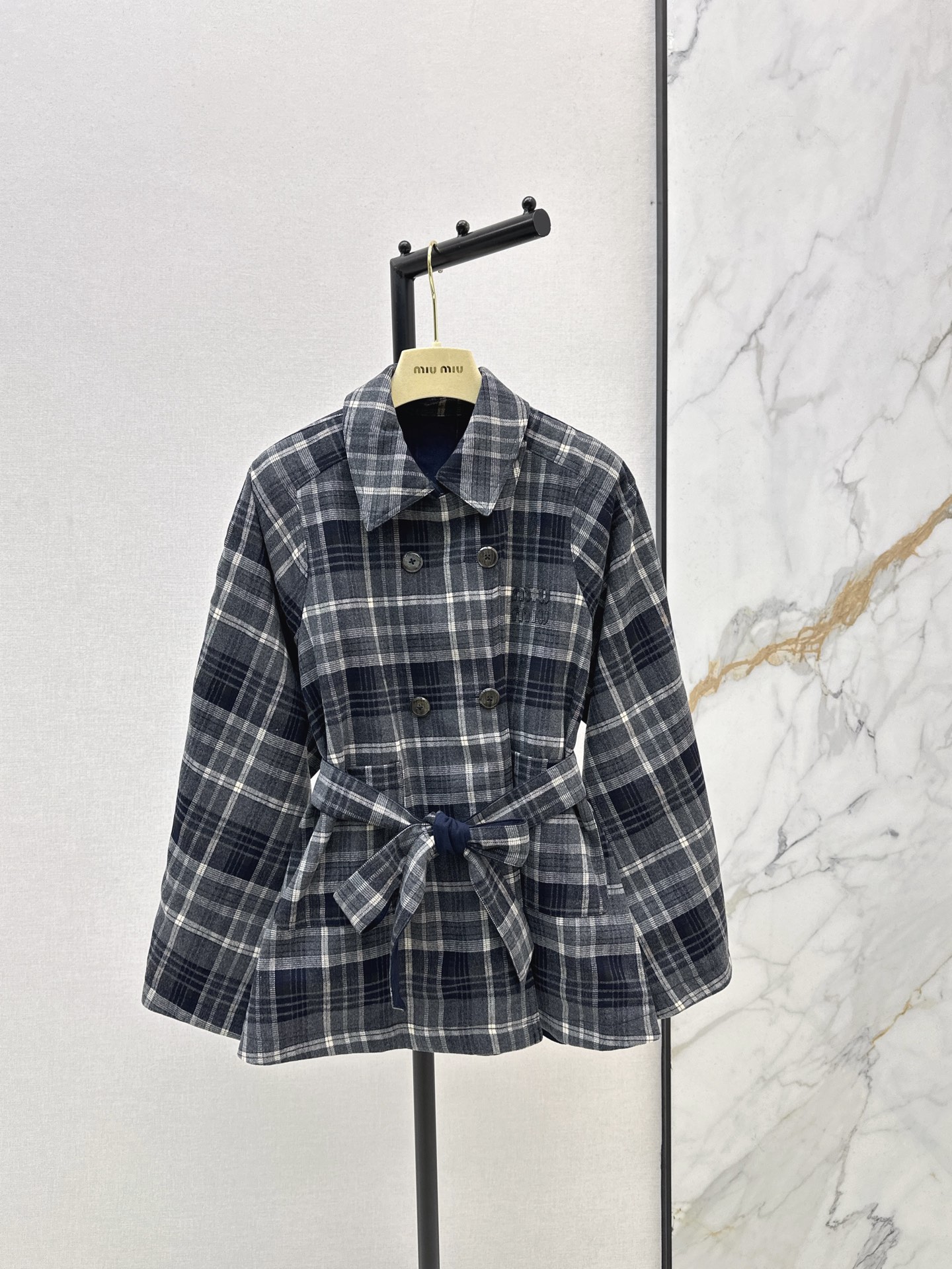 NO:656883,Miu 25Ss————The latest reversible windbreaker jacket for autumn and winter. It can be worn on both sides. The special material has a sense of texture. Every small detail is paid great attention to. It has just the right sense of high-end. Three-dimensional tailoring makes the upper body of the garment more refined and stylish. The mold is customized for decoration. The real thing is amazing. Two colors are available in stock. sml,, miumiu, jackets & coats, alexander wang19860909Miu 25Ss————秋冬最新款双面可穿风衣外套双面可穿 特殊材质有肌理感 每个小细节都非常注重 恰到好处的高级感 立体剪裁 让成衣上身更为精致洋气 开模定制装饰 实物太赞啦 两色现货发售sml,,miumiu,jackets & coats,alexander wang,Women's clothing