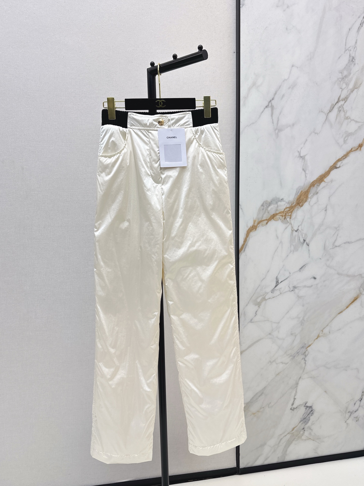 NO:656877,Exclusive launch of C Home 25Ss————The latest coco girl skiing series in autumn and winter, sports and leisure down pants, windproof cuffed underwear leg design, straight version, fashionable and versatile, casual and handsome, coated nylon fabric national standard 90 white duck down filling, original customized snow mountain beading embroidery patch decoration, two colors ready for sale sml,,chanel,down jacket,alexander wang19860909独家首发 C家 25Ss————秋冬最新款coco女孩穿搭滑雪系列运动休闲羽绒裤防风束口内裤脚设计直筒版型时髦百搭 休闲帅气 涂层尼龙面料国标90白鸭绒填充 原版定制雪山钉珠刺绣贴章装饰 两色现货发售sml,,chanel,down jacket,alexander wang,Women's clothing