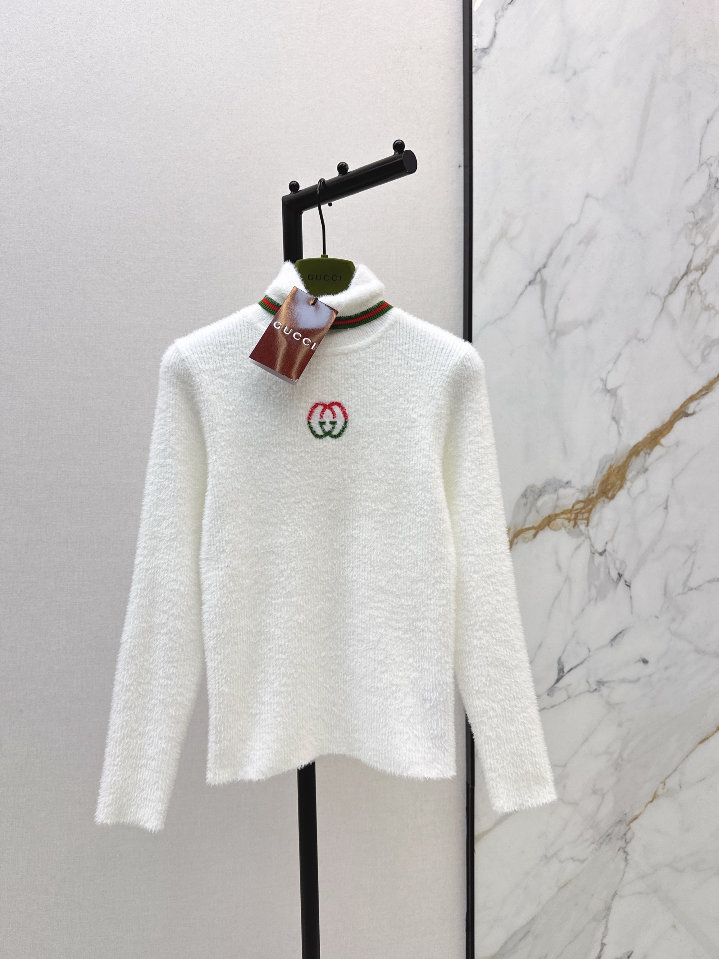 NO:656872,Gu 25Ss————The latest autumn and winter high-neck sweater with logo woven pattern, 100% wool fabric, delicate and soft texture, classic age-reducing item, three-dimensional logo letter design is fashionable and handsome, the shape is not picky and makes the upper body look slimmer, a perfect item that is a must-have for white, rich and beautiful people. Two colors are available for sale now sml,, alexander wang19860909Gu 25Ss————秋冬最新款logo提织图案高领针织衫百分百羊毛面料 质感细腻软糯 经典减龄单品 立体Logo字母设计时髦又帅气 版型不挑人上身巨显瘦 白富美必收的完美单品 两色现货发售sml,,alexander wang,Women's clothing