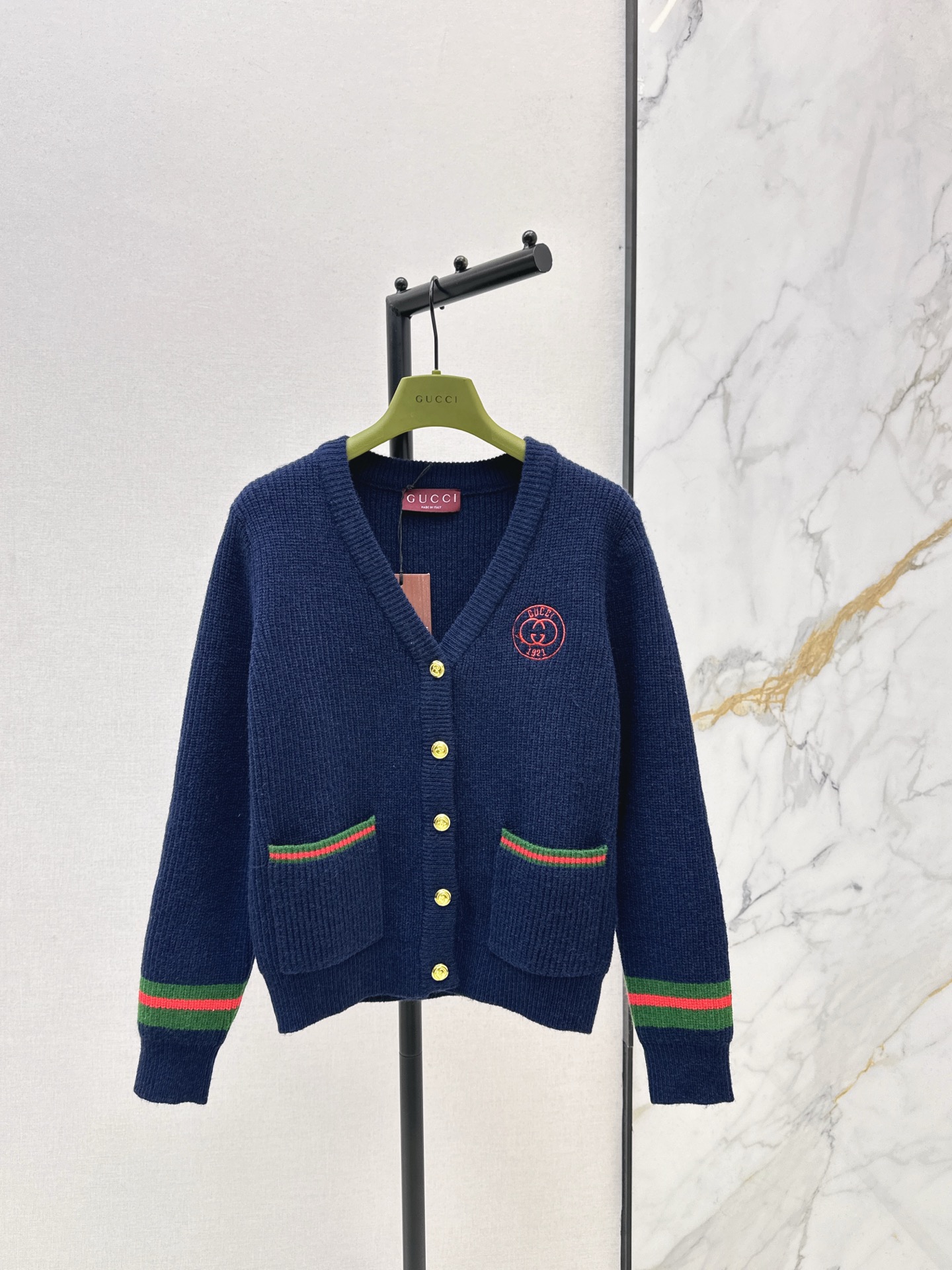 NO:656867,Gu 25Ss————The latest autumn and winter logo woven pattern V-neck knitted cardigan made of 100% wool fabric. The texture is delicate and soft. It is a classic age-reducing item. The three-dimensional logo letter design is fashionable and handsome. The shape is not picky and makes the upper body look slimmer. A perfect item for those who are rich and beautiful. Two colors available for sale sml,,alexander wang19860909Gu 25Ss————秋冬最新款logo提织图案V领针织开衫百分百羊毛面料 质感细腻软糯 经典减龄单品 立体Logo字母设计时髦又帅气 版型不挑人上身巨显瘦 白富美必收的完美单品 两色现货发售sml,,alexander wang,Women's clothing