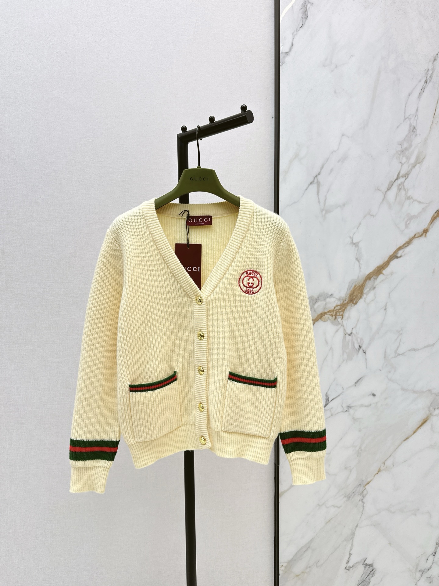 NO:656862,Gu 25Ss————The latest autumn and winter logo woven pattern V-neck knitted cardigan made of 100% wool fabric. The texture is delicate and soft. It is a classic age-reducing item. The three-dimensional logo letter design is fashionable and handsome. The shape is not picky and makes the upper body look slimmer. A perfect item for those who are rich and beautiful. Two colors available for sale sml,,alexander wang19860909Gu 25Ss————秋冬最新款logo提织图案V领针织开衫百分百羊毛面料 质感细腻软糯 经典减龄单品 立体Logo字母设计时髦又帅气 版型不挑人上身巨显瘦 白富美必收的完美单品 两色现货发售sml,,alexander wang,Women's clothing