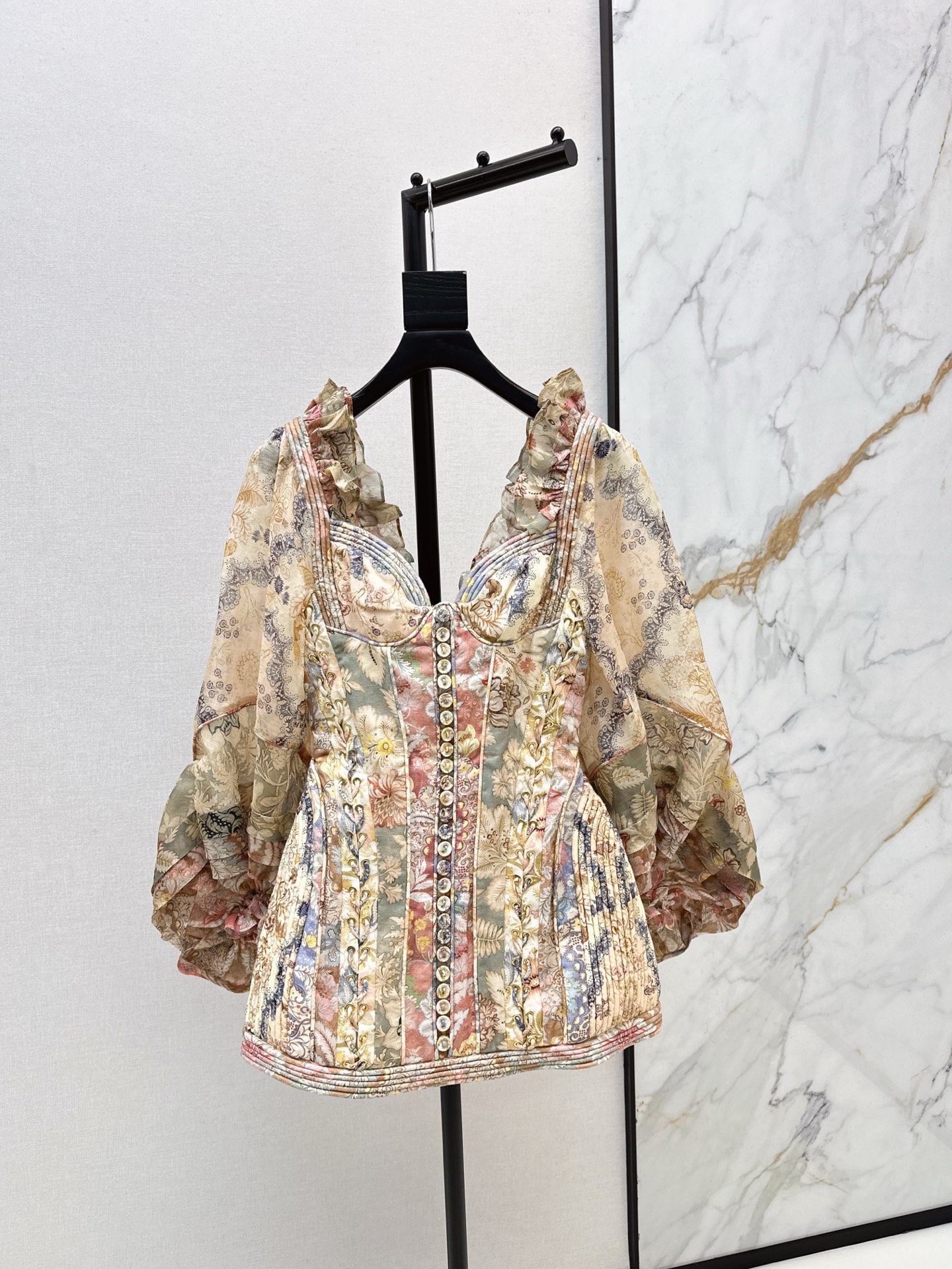 NO:656851,Exclusive first release of Zimmen-M 26Ss——the latest resort-style printed dress in early spring. Elegant and fresh resort-style atmosphere. Elegant pattern printing. Romantic and elegant white and rich beauty must-have items. Linen and silk blended fabrics. One color ready for sale. smlxl,,skirts,real silk,alexander wang19860909独家首发 Zimmen-M 26Ss———早春最新款度假风印花连衣裙淡雅清新的度假风气息 优雅图案印花浪漫优雅的白富美必备单品 亚麻真丝混纺面料 一色现货发售smlxl,,skirts,real silk,alexander wang,Women's clothing