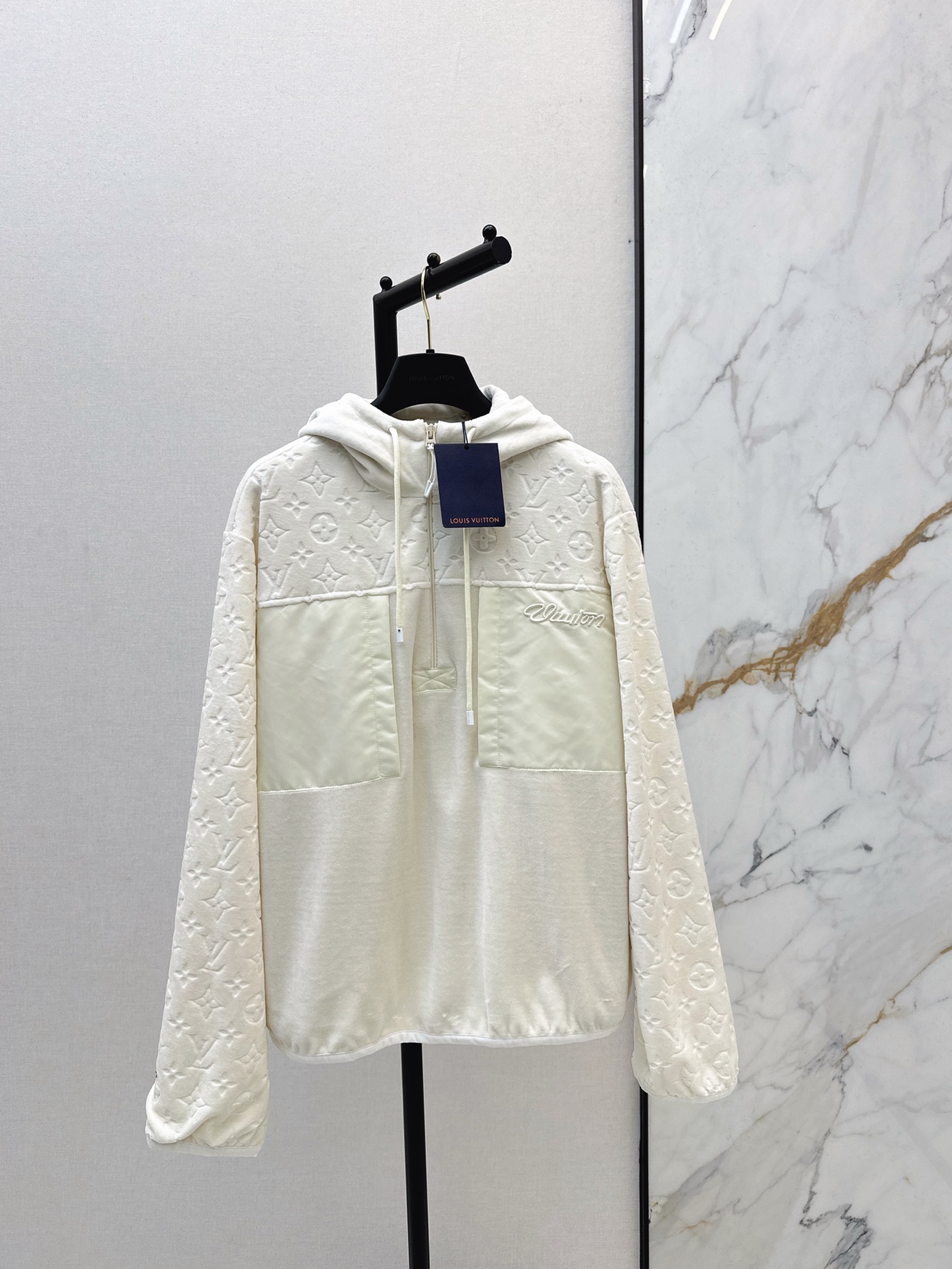 NO:656899,L Family 26Ss————The latest spliced hooded drawstring sweatshirt in early spring. Customized twill cotton blended material. Soft and comfortable. Hooded drawstring sweatshirt version. Zipper half placket design. Fashionable and relaxed. Three-dimensional concave and convex short velvet four-leaf clover letter logo. Embroidered letter decoration. Loose regular fit upper body with fashionable style. One color ready for sale. sml,, louis vuitton, hoodie, sweatshirts, hats, alexander  wang19860909L家 26Ss————早春最新款拼接连帽抽绳卫衣 定制斜纹棉混纺材质 亲肤柔软柔顺舒适 连帽抽绳卫衣版型 拉链半开襟设计 时髦松弛 立体凹凸短绒四叶草字母徽标 刺绣字母装饰 宽松常规版型上身时髦洋气 一色现货发售sml,,louis vuitton,hoodie,sweatshirts,hats,alexander wang,Women's clothing