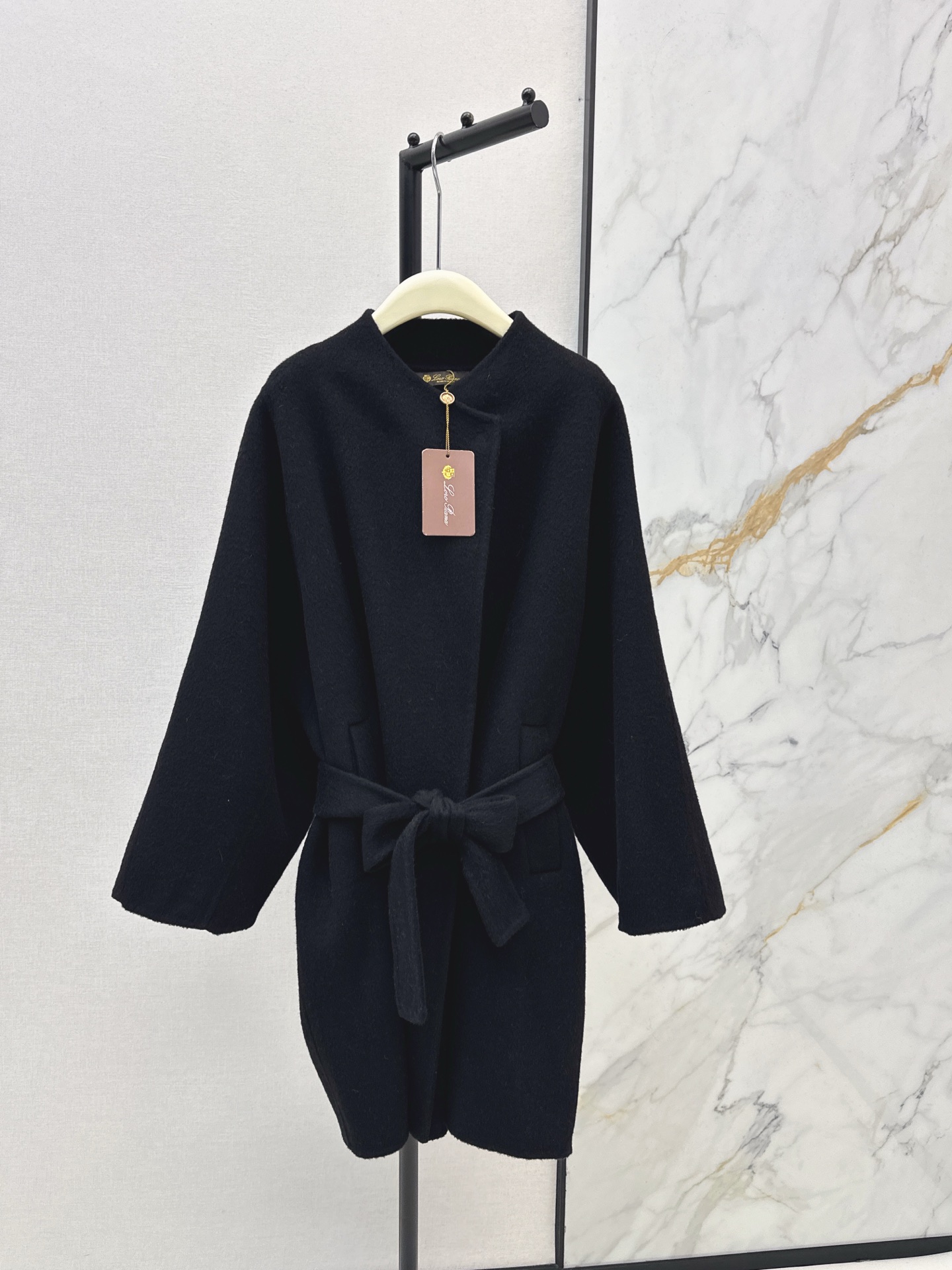 NO:656882,Exclusive first release of LP 25Ss - the latest double-sided nylon wool jacket in autumn and winter, classic mid-length version. Imported wool double-sided nylon fabric. Pure hand-made craftsmanship. The silhouette is dropped shoulders. Fashionable and advanced. The upper body has a French style of lazy street feeling. Three colors are available for sale now: sml, loro piana, jackets & coats, alexander wang19860909独家首发 LP 25Ss———秋冬最新款双面尼羊毛外套经典中长款版型 进口羊毛双面尼面料 纯手工制作工艺 廓形落肩 时髦又高级 上身就是法式的慵懒街头感画面 三色现货发售sml,,loro piana,jackets & coats,alexander wang,Women's clothing