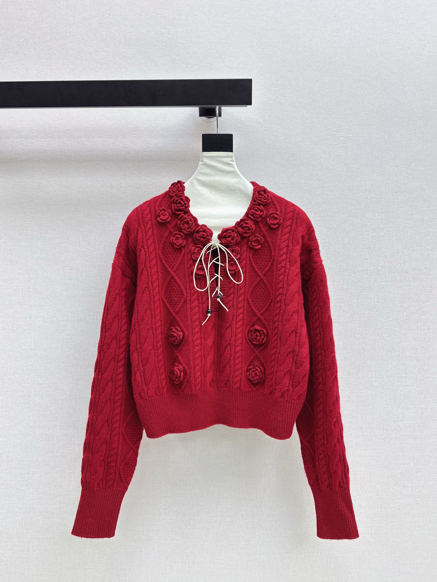 NO:656861,Exclusive model~Miu 25Ss————The latest three-dimensional flower-decorated knitted sweater for autumn and winter. The three-dimensional flower decoration is simply divine. It looks good and is easy to wear. I have to love it. Wear it alone with jeans and a dress and layer it in autumn and winter. It is very elegant no matter how you match it. One color is available in stock sml,,miumiu,skirts,jeans,sweaters,alexander wang19860909独家款～Miu 25Ss————秋冬最新款立体花朵装饰针织毛衣重工立体花朵装饰简直神一样的存在 颜值高又好穿不得不爱 单穿搭配牛仔裤连衣裙秋冬叠穿 怎么搭配都很有气质 一色现货发售sml,,miumiu,skirts,jeans,sweaters,alexander wang,Women's clothing