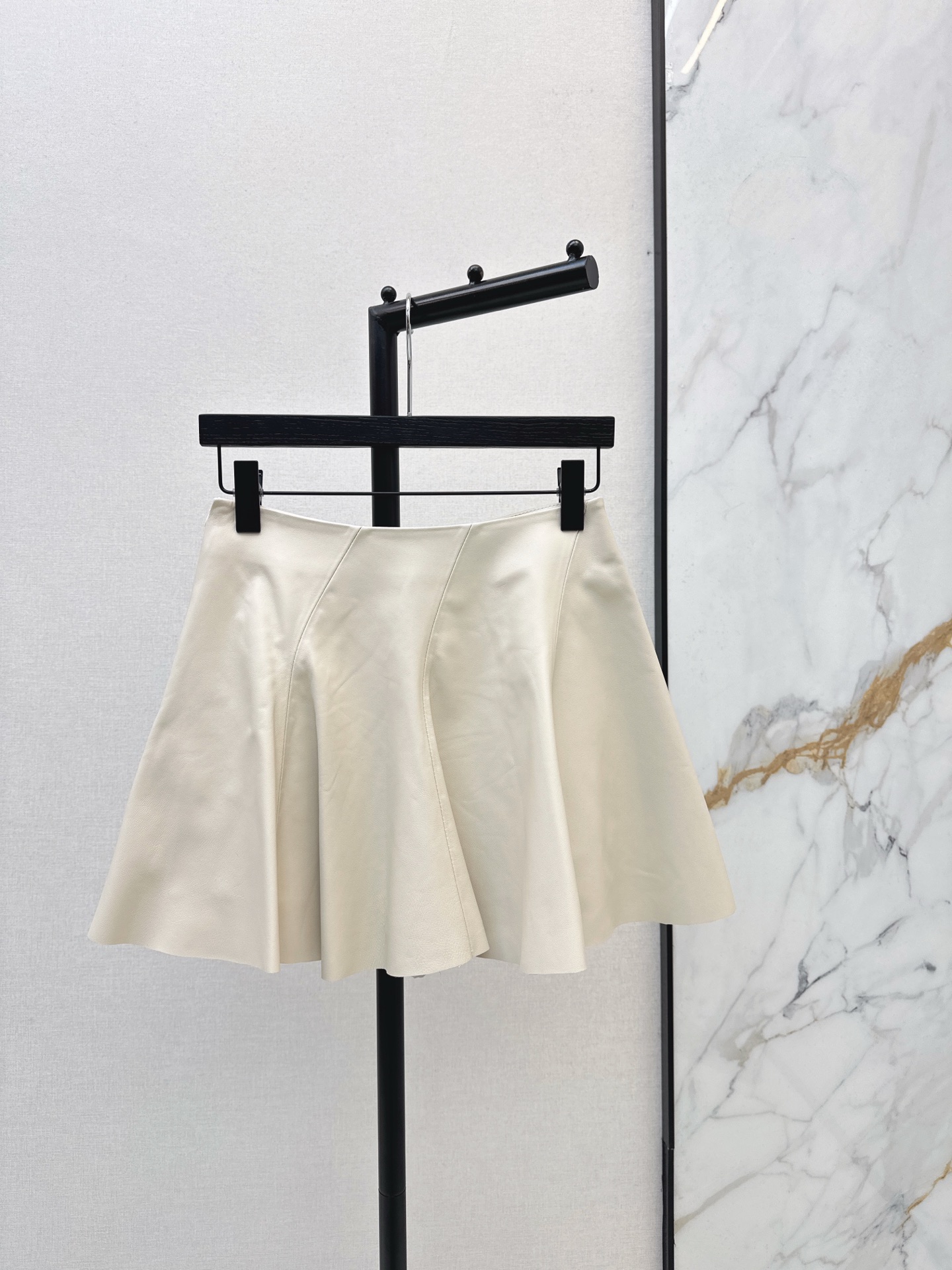 NO:656866,Hot item recommendation: RL 25Ss————The latest high-luxury minimalist style classic college-style lambskin skirt for autumn and winter. The top leather is super delicate. Three-dimensional curved tailoring. Bai Fumei must-have fashionable items. Imported 100% lambskin. The version is versatile and does not pick anyone’s upper body. Super positive. One color ready for sale mlxl xxl four sizes, skirts, sheepskin, alexander wang19860909爆单款推荐 RL 25Ss————秋冬最新款高奢极简风经典学院风小羊皮半裙顶级皮质超级细腻 立体弧形剪裁 白富美必入时髦单品 进口百分百小绵羊皮 版型百搭不挑人上身超级正 一色现货发售mlxl xxl 四个码,,skirts,sheepskin,alexander wang,Women's clothing