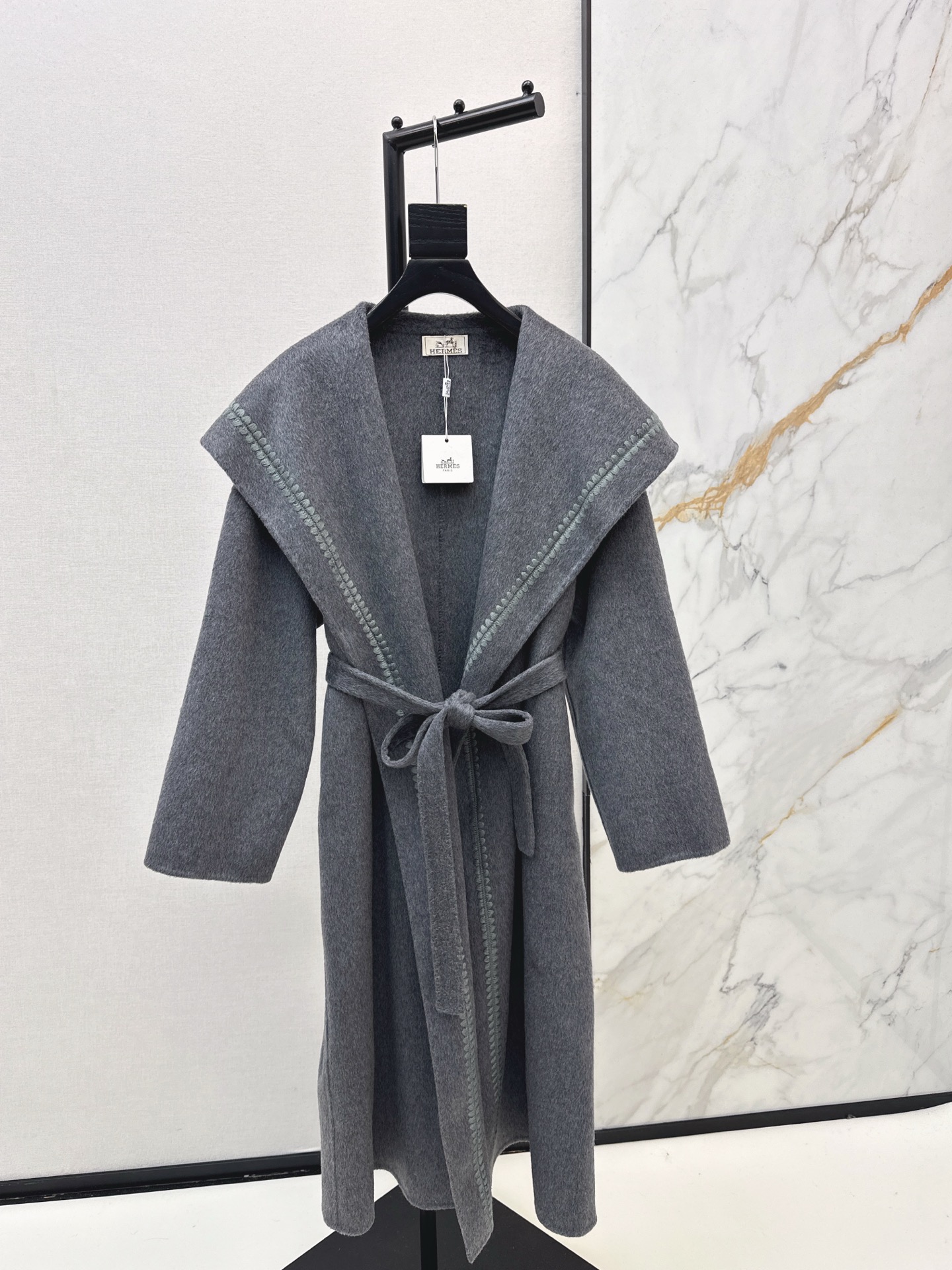 NO:656841,Her 25Ss————The latest autumn and winter style must-have for this season. Highly intelligent large lapel coats for Korean ladies. New autumn and winter product layering artifacts. Purely handmade double-sided nylon fabric. Spliced ​​embroidered lace design brings luxury and high-end. Large pockets are elegant, intellectual and gentle. The texture of imported wool camel velvet fabric is quite wide and stylish. The H-shaped style is not discriminating and has a capable temperament. Versatility and fashionable upper body makes you look thin and tall. Three colors are on sale now. sml,, alexander wang19860909Her 25Ss————秋冬最新款本季必入高智感大翻领大衣韩系小姐姐穿搭 秋冬新品叠搭神器 纯手工制作双面尼面料 拼接刺绣花边设计自带奢华高级感 大口袋优雅知性气质温柔 进口羊毛骆驼绒面料质感挺阔有型 不挑人H版型气质干练 百搭时髦上身显瘦又高挑 三色现货发售sml,,alexander wang,Women's clothing