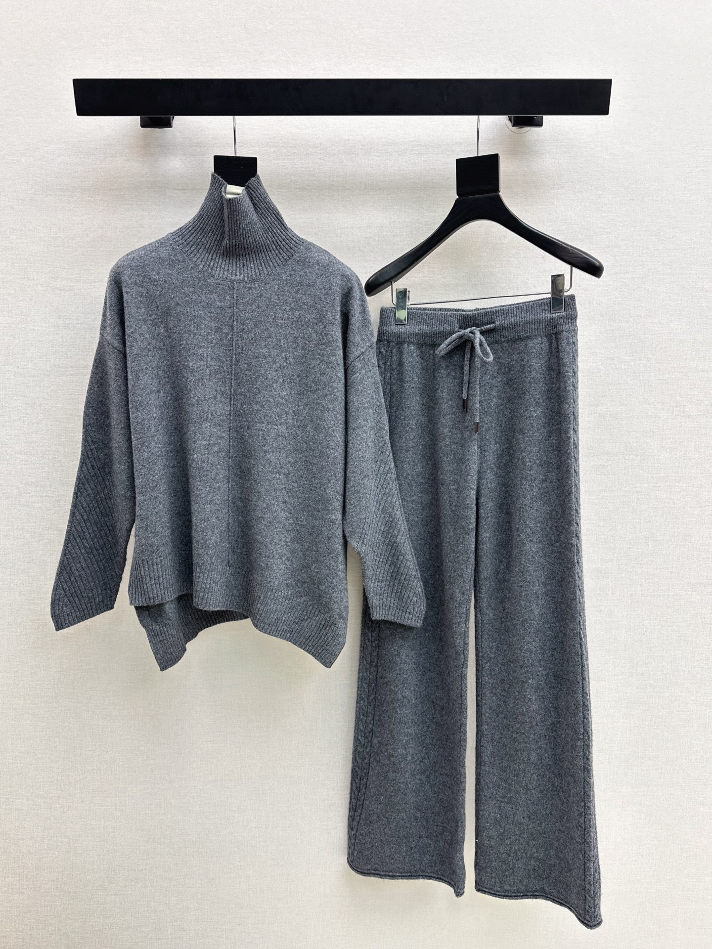 NO:656814,Max 25Ss————The latest autumn and winter must-have lazy suit. Three-dimensional crocheted splicing turtleneck sweater + elastic waist wide-leg pants. 100% wool fabric. The texture is soft and delicate without pricking the skin. A fashionable and casual outfit. Highly recommended for daily wear. The fit version is not bloated and the upper body is not bloated. Very eye-catching. It is also a fashionable item to match separately. Available in three colors. sml,,sweaters,alexander wang19860909Max 25Ss————秋冬最新款冬日必备慵懒套装 立体钩织拼接高领毛衣+松紧腰阔腿裤 百分百羊毛面料 质感柔软细腻不扎皮肤 时髦休闲范的一套搭配 日常穿很推荐 比较合体的版型 上身不会臃肿 非常吸睛 分开搭配也是时髦单品 一套出 三色现货发售sml,,sweaters,alexander wang,Women's clothing