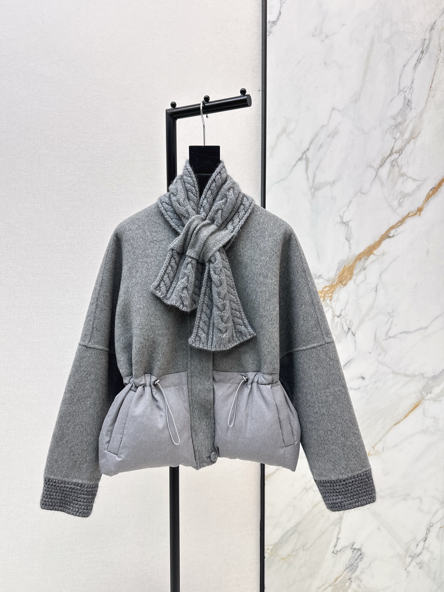 NO:656810,Comes with dust bag LP 25Ss————The latest spliced ​​wool design down jacket in autumn and winter, the spliced ​​down hem design is great~~Classic Os tailoring and splicing method, classic fashionable and handsome. National standard 90 white goose down, imported recycled nylon fabric, excellent texture, imported machine sewing, delivery scarf recommended, two colors ready for sale sml,,loro piana,jackets & coats,down jacket,alexander wang19860909配防尘袋LP 25Ss————秋冬最新款拼接羊毛设计羽绒外套拼接羽绒下摆设计感很赞～～经典Os剪裁搭配拼接做法 经典时髦又帅气 国标90白鹅绒进口再生尼龙面料质感超赞进口机缝制 配送围巾 推荐 两色现货发售sml,,loro piana,jackets & coats,down jacket,alexander wang,Women's clothing