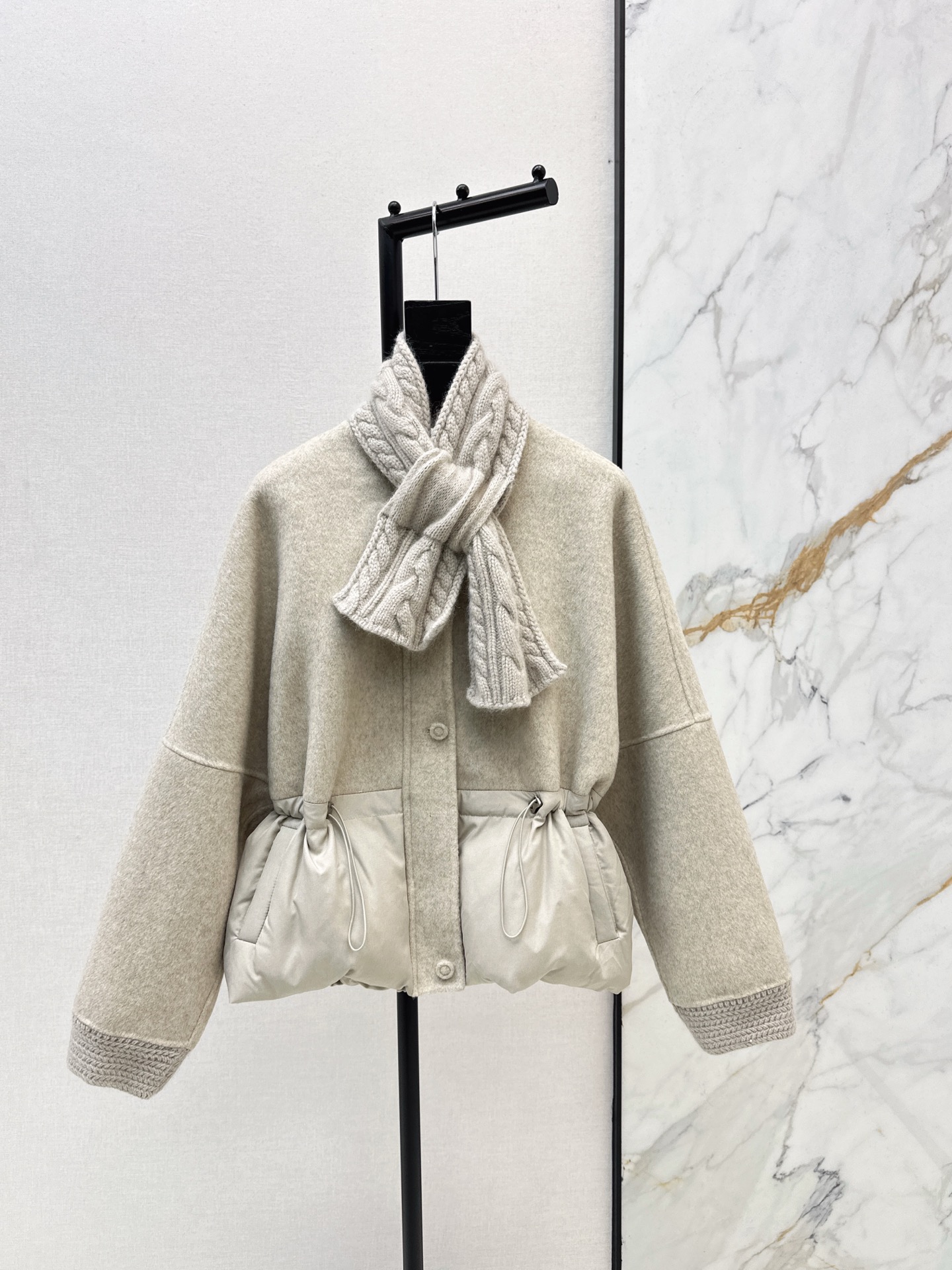 NO:656806,Comes with dust bag LP 25Ss————The latest spliced ​​wool design down jacket in autumn and winter, the spliced ​​down hem design is great~~Classic Os tailoring and splicing method, classic fashionable and handsome. National standard 90 white goose down, imported recycled nylon fabric, excellent texture, imported machine sewing, delivery scarf recommended, two colors ready for sale sml,,loro piana,jackets & coats,down jacket,alexander wang19860909配防尘袋LP 25Ss————秋冬最新款拼接羊毛设计羽绒外套拼接羽绒下摆设计感很赞～～经典Os剪裁搭配拼接做法 经典时髦又帅气 国标90白鹅绒进口再生尼龙面料质感超赞进口机缝制 配送围巾 推荐 两色现货发售sml,,loro piana,jackets & coats,down jacket,alexander wang,Women's clothing