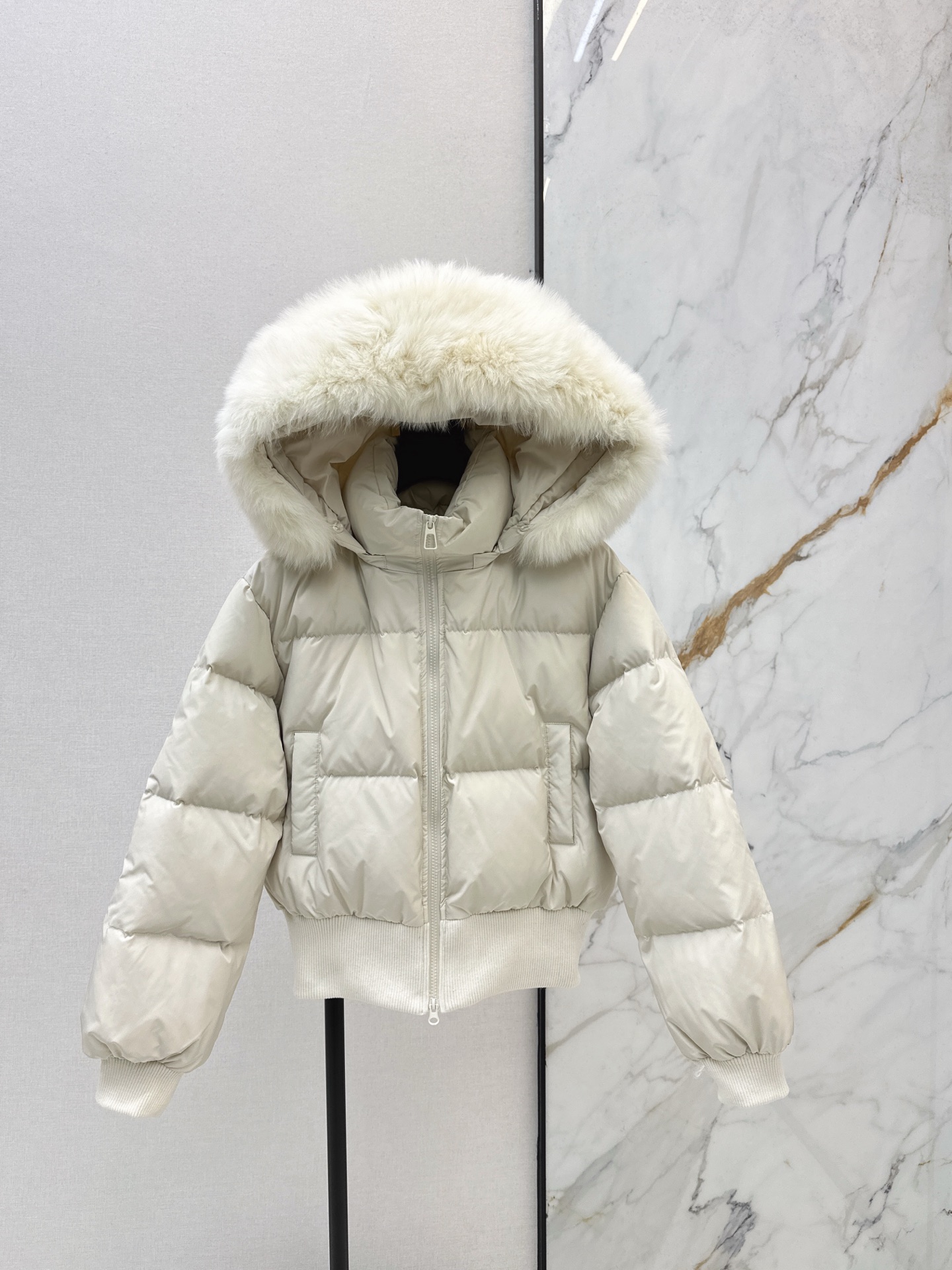 NO:656837,Equipped with dust bag FD 25Ss - the latest short down jacket with fox fur collar in autumn and winter, imported windproof and waterproof nylon, detachable fox fur collar decoration, warm and stylish, 90 white duck down filling lining, the whole piece is light and warm, warm and not too bulky, the hood collar is surrounded by long-haired fox fur, various and fashionable styles, three colors are available for sale sml,, jackets & coats, down jacket, hats, alexander wang19860909配防尘袋FD 25Ss————秋冬最新款狐狸毛领短款羽绒外套进口防风防水尼龙 可拆卸狐狸毛领装饰 保暖洋气 90白鸭绒填充内里 整件轻盈保暖 暖和不显臃 帽领一圈环绕长毛狐狸毛 造型多样时髦 三色现货发售sml,,jackets & coats,down jacket,hats,alexander wang,Women's clothing